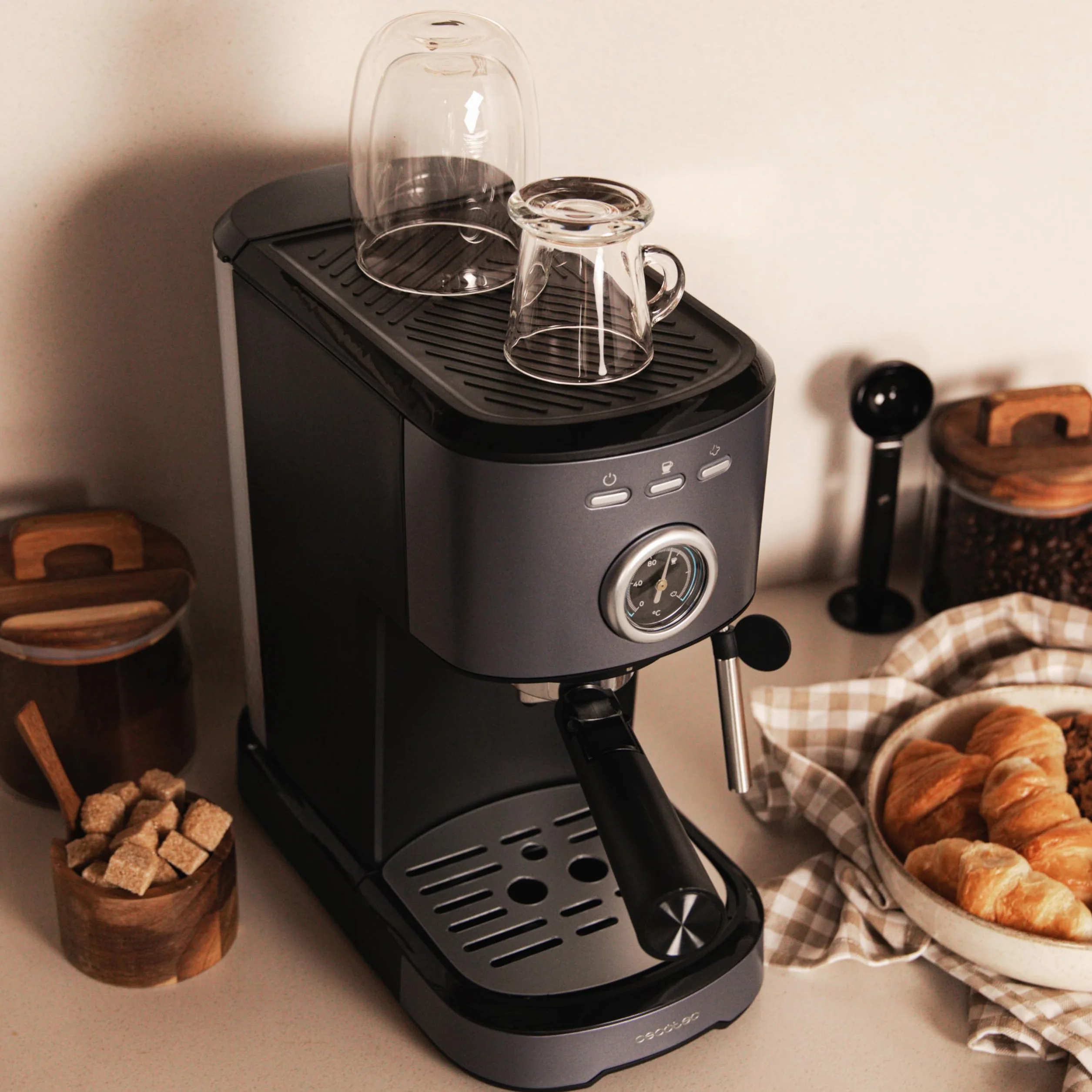 Cecotec Ekspres do kawy Power Espresso 20 Pecan Steel. Cyfrowy ekspres do kawy z 20 barami i obrotową parą.