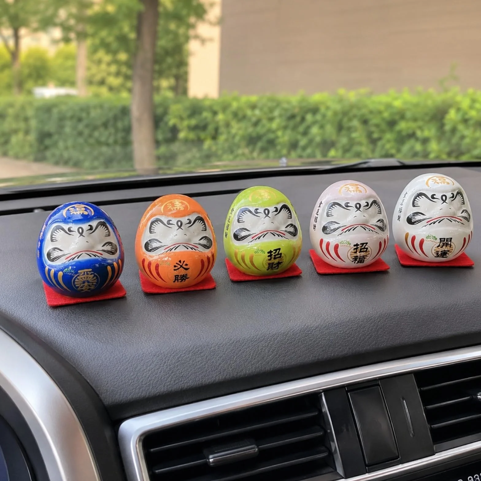 LOGOFUN 5 szt. mała figurka Daruma japońska lalka Daruma zestaw ceramiczna statuetka szczęścia Daruma do wnętrz domu samochodu dekoracja biurka - bez oczu 4,5 cm