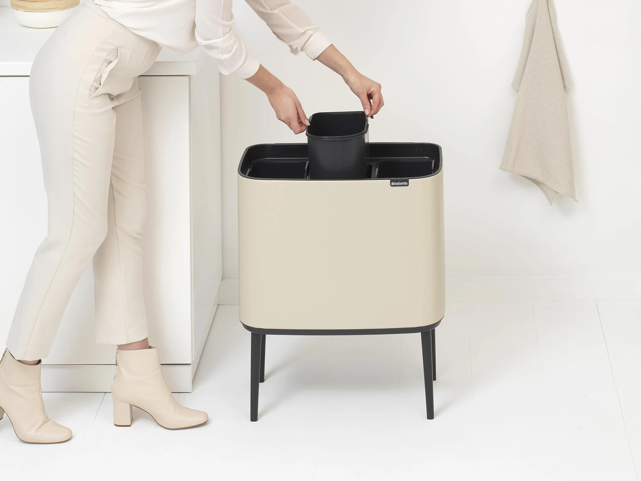 Brabantia - Bo Touch Bin 3x11L - Duży Kosz na Śmieci do Kuchni - Otwieranie Soft-Touch - 3 Komory z Wyjmowanymi Wewnętrznymi Wiadrami - Dołączone Worki na Śmieci - Soft Beige - 54 x 31 x 68 cm