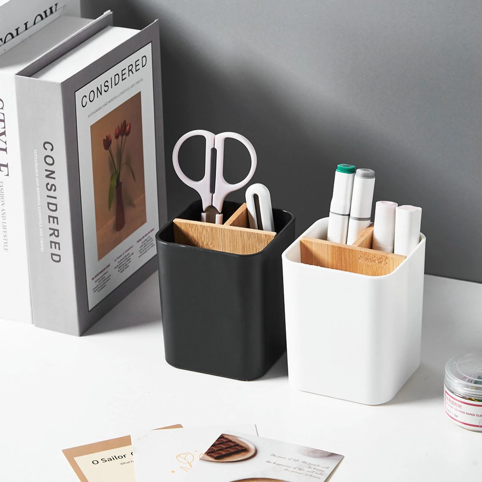 MOGADEE® Uchwyt na szczoteczki do zębów, Toothbrush Holder, kubek na szczoteczki do zębów z tworzywa sztucznego, 2 przegródki na szczoteczki do zębów + 1 pojemnik do przechowywania, na elektryczne
