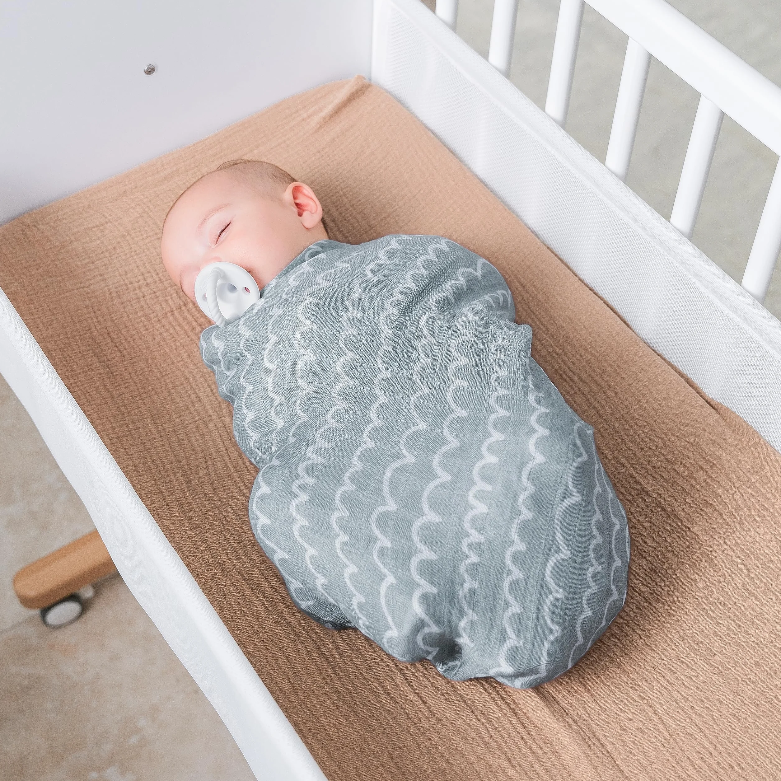 Comfy Cubs Muślinowe koce do przewijania, neutralny koc do przewijania, owijanie, dla chłopców i dziewcząt, niezbędne artykuły dla niemowląt, lista prezentów i prezent (świeży i bazgrołowy)