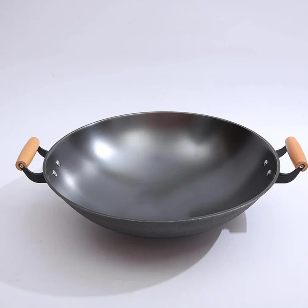 Wok żeliwny, tradycyjna ręcznie młotkowana patelnia z podwójnymi drewnianymi uchwytami, nieprzywierająca, uniwersalna niezbędna do gotowania, 40 cm
