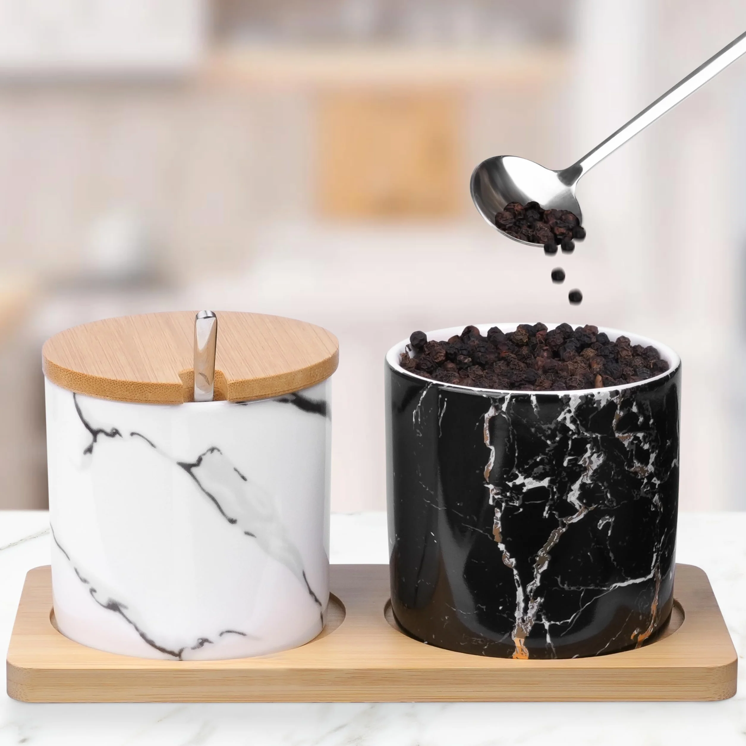 Winter Shore Ceramiczne Pojemniki na Sól i Pieprz z Łyżeczkami [2 szt.] - Czarno-Białe Miseczki - Nowoczesne z Bambusowymi Pokrywkami i Deseczką, Stalowe Łyżeczki - 250ml