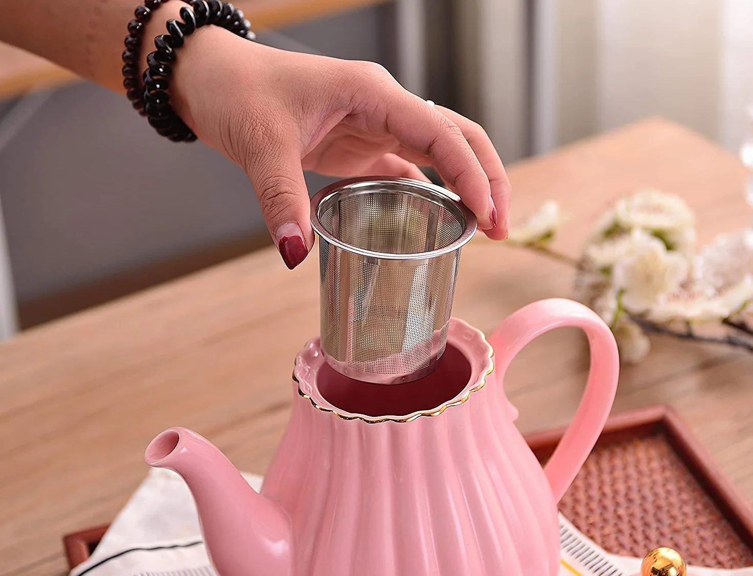 YBK Tech porcelanowy zestaw do herbaty w stylu euro ze stojakiem, czajniczek z 4 filiżankami i spodkami, złota pszczoła wewnątrz kubka (różowy)
