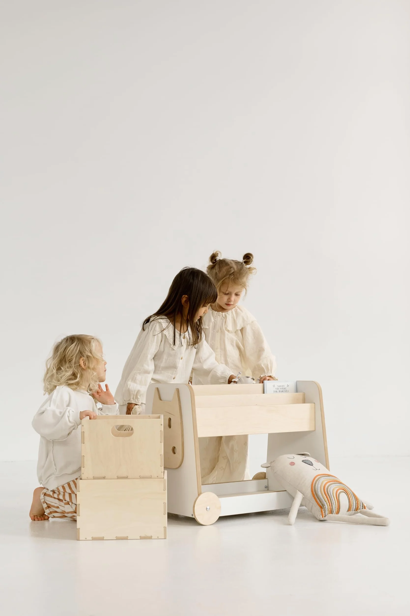Babywood Regał na książki na kółkach | bezpieczny regał na książki dla dzieci | regał na książki Montessori | regał na książki magazynowe