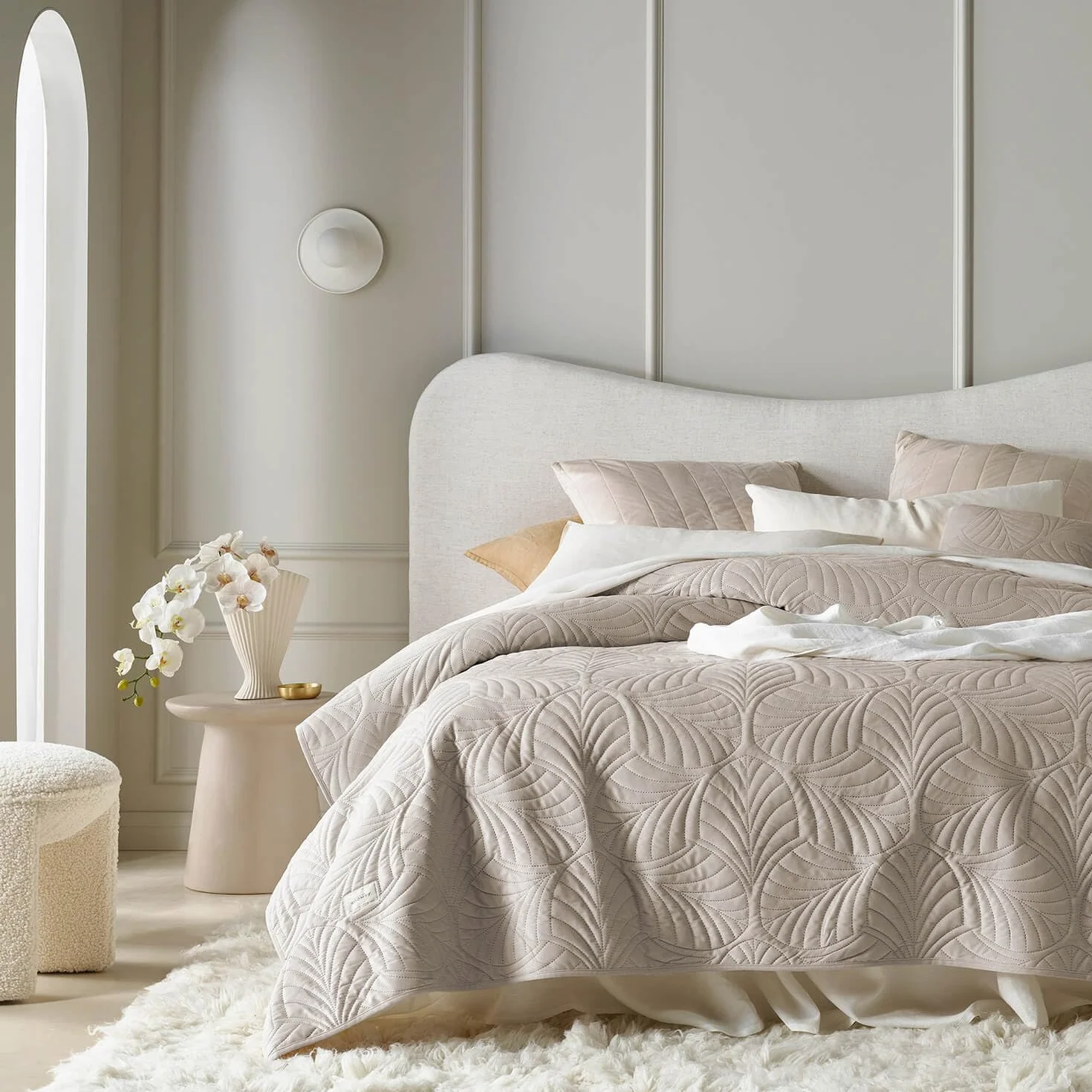 ROOM99 Feel elegancka narzuta w kolorze beżowym, 200 x 220 cm, uniwersalna narzuta na łóżko lub sofę, pikowana, idealna jako narzuta na łóżko, aksamitny aksamit