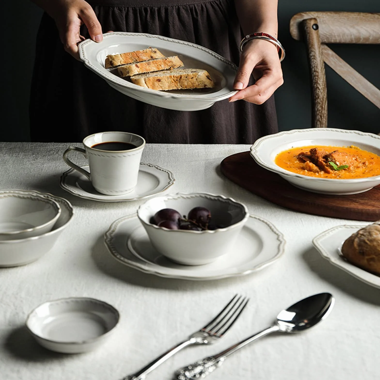 32-częściowy porcelanowy zestaw zastawy stołowej w stylu pałacowym eleganckie talerze kuchenne i miski kompletny ceramiczny zestaw do jadalni do domu stylowa zastawa stołowa do rozrywki i codziennego