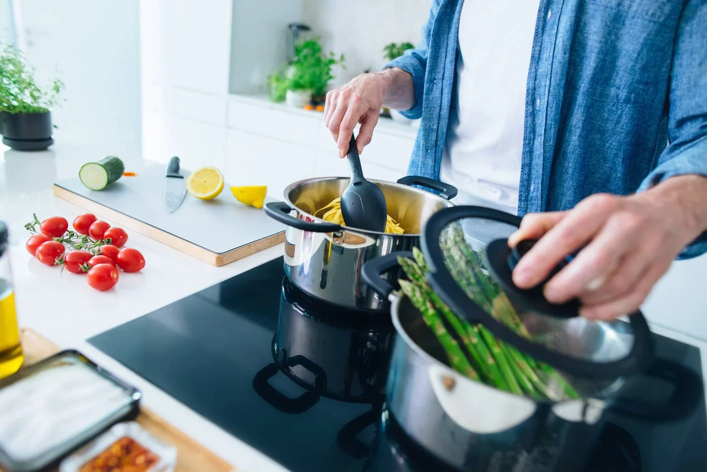 Fiskars Garnek z pokrywką, Pojemność: 5,0 l, Functional Form, Odpowiedni do wszystkich rodzajów płyt kuchennych, Stal nierdzewna/tworzywo sztuczne, 1026578