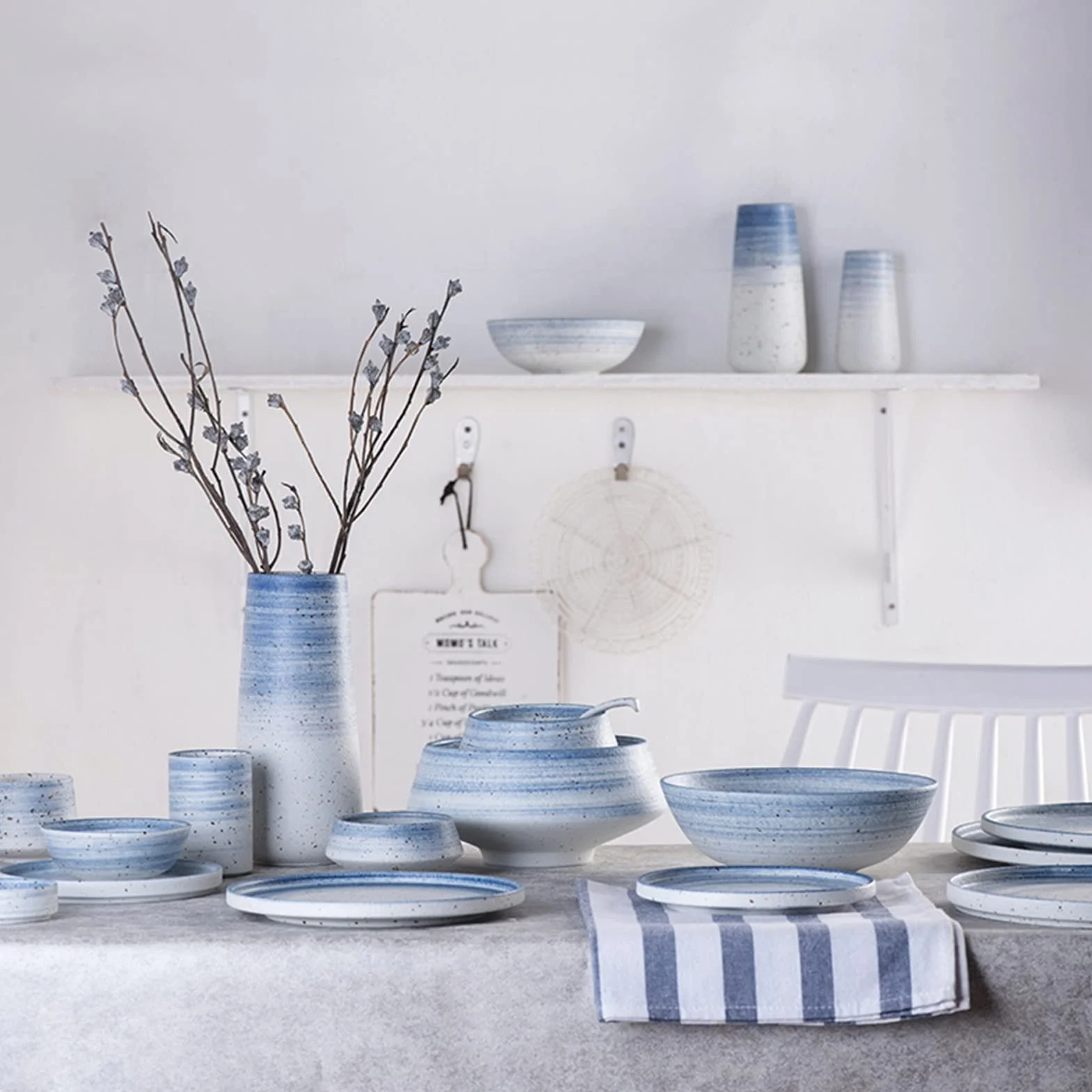 Zestaw naczyń stołowych – 46-częściowy zestaw naczyń porcelanowych, zestaw sztućców kuchennych, bezpieczny w piekarniku, zmywarce i kuchence mikrofalowej, zestaw obiadowy z talerzami