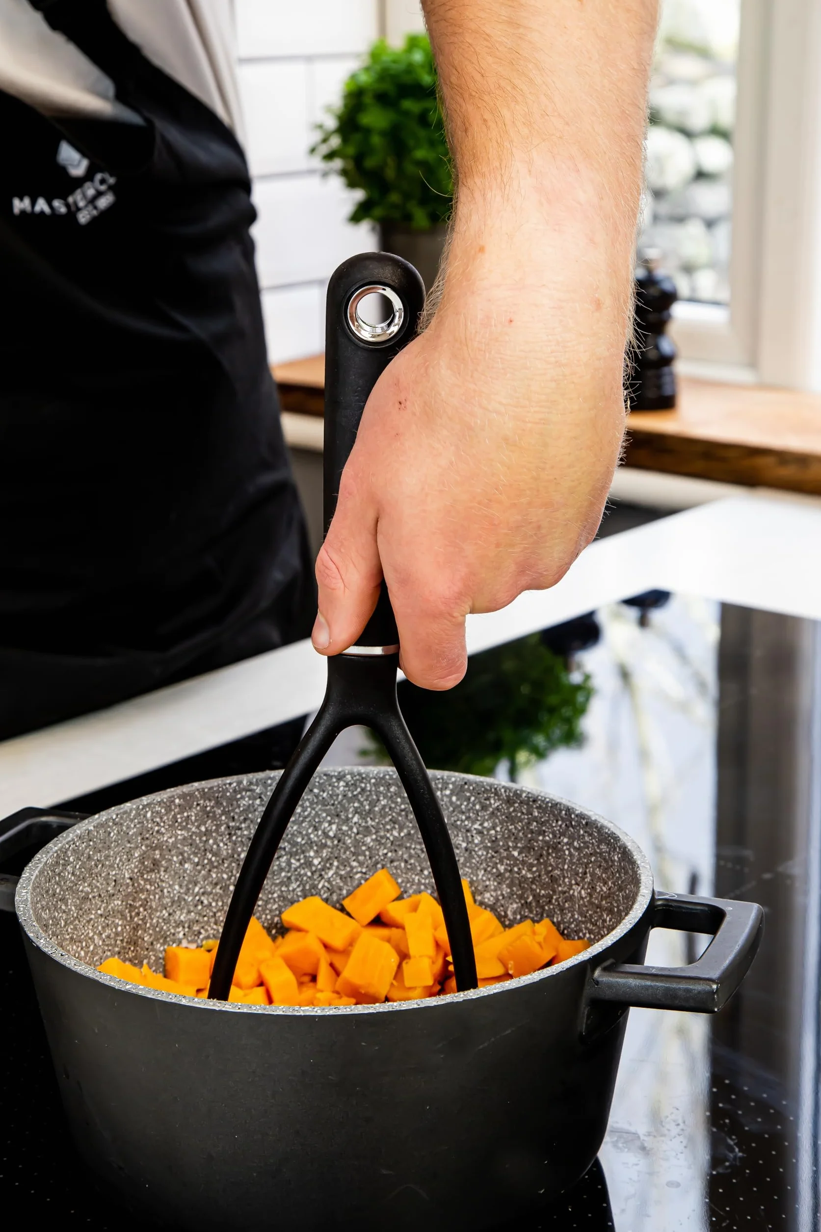 MasterClass Tłuczek do ziemniaków, ręczny tłuczek do ziemniaków ze stali nierdzewnej, ergonomiczne, miękkie w dotyku nylonowe uchwyty, 34 cm (13,4''), czarny