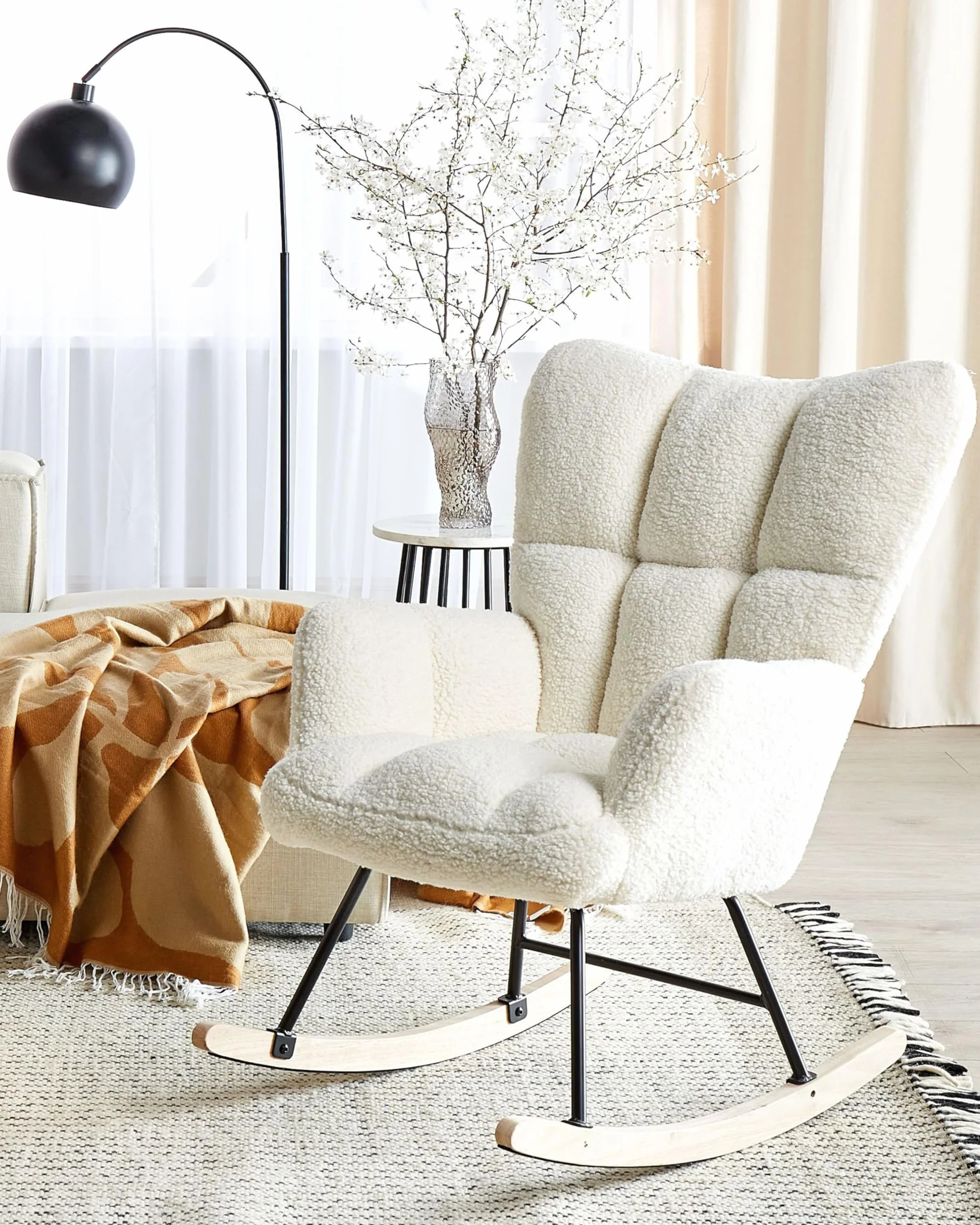 Fotel bujany tapicerowany materiałem boucle drewniane płozy biały Oulu