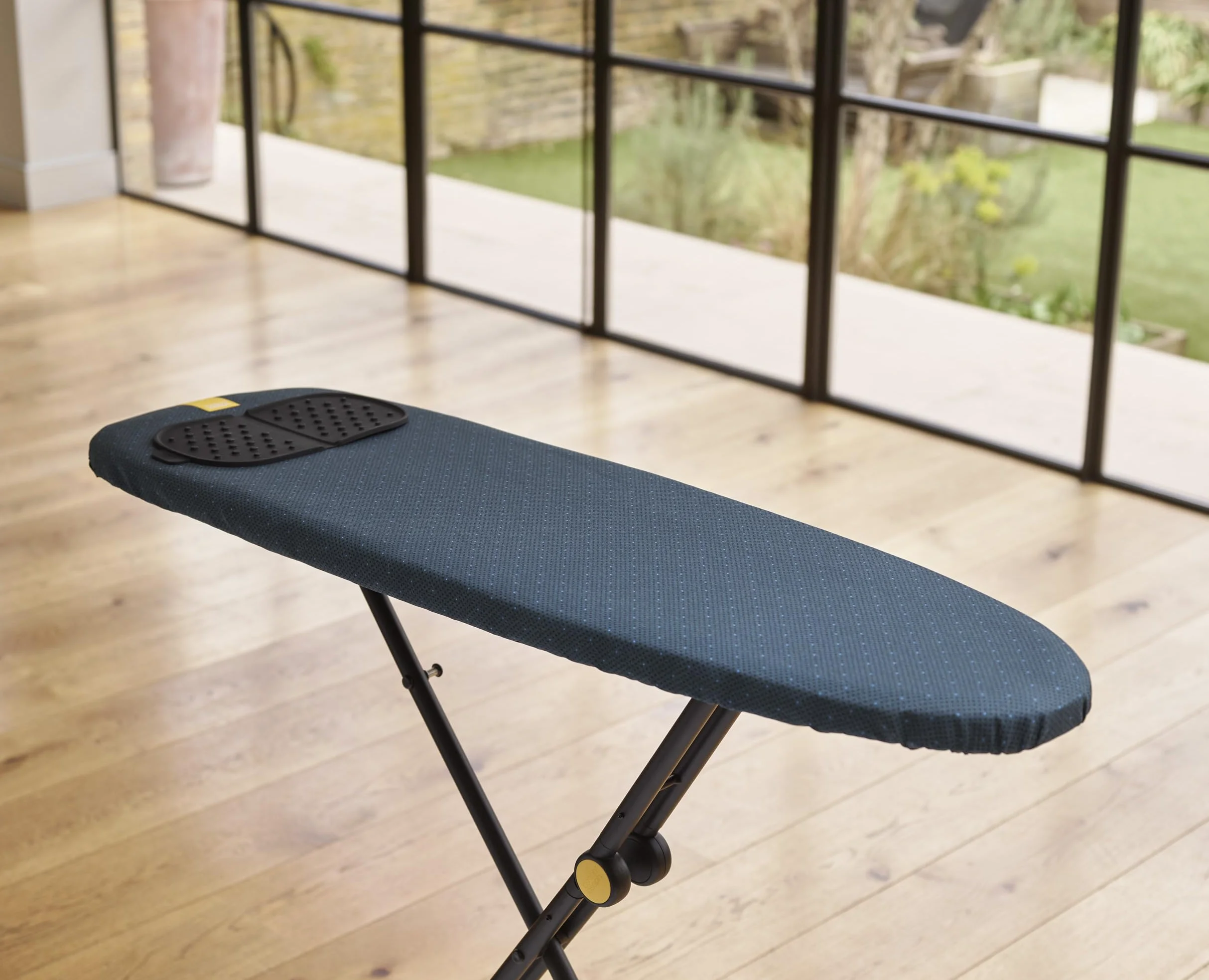Joseph Joseph Glide Plus Deska do prasowania 110 x 33 cm z regulowanymi nóżkami i zintegrowaną podstawką na żelazko parowe oraz kompatybilnym pokrowcem, zapobiegającym kapaniu, czarna/niebieska