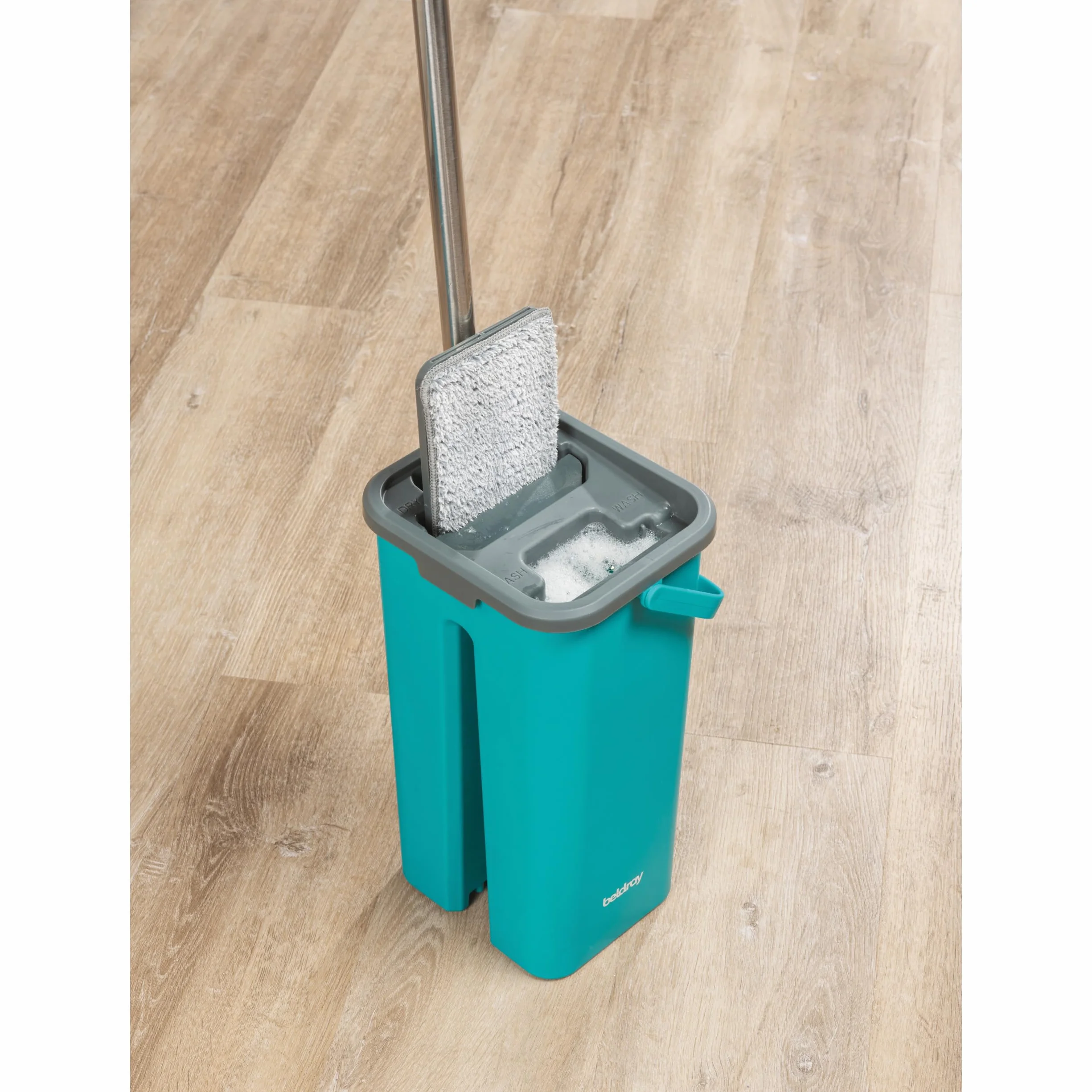Beldray AntiBac Mop Płaski & Wiadro - 5 L, Wbudowana Funkcja Wyżymania, Zintegrowany Podnóżek, Głowica Obracająca się o 180°, 2 Dodatkowe Nakładki na Mop w Zestawie, Kompaktowy Design, Smukła Głowica