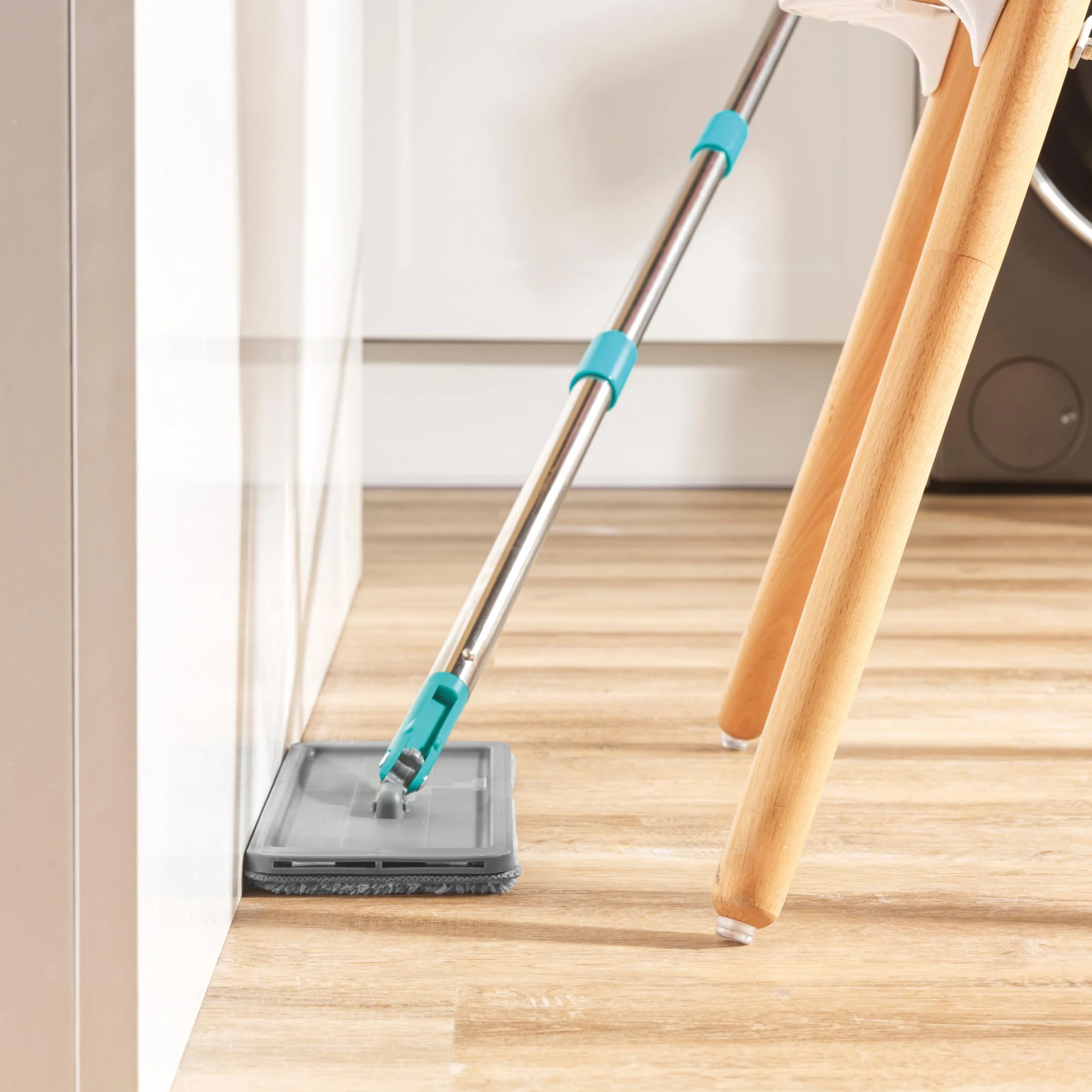 Beldray AntiBac Mop Płaski & Wiadro - 5 L, Wbudowana Funkcja Wyżymania, Zintegrowany Podnóżek, Głowica Obracająca się o 180°, 2 Dodatkowe Nakładki na Mop w Zestawie, Kompaktowy Design, Smukła Głowica
