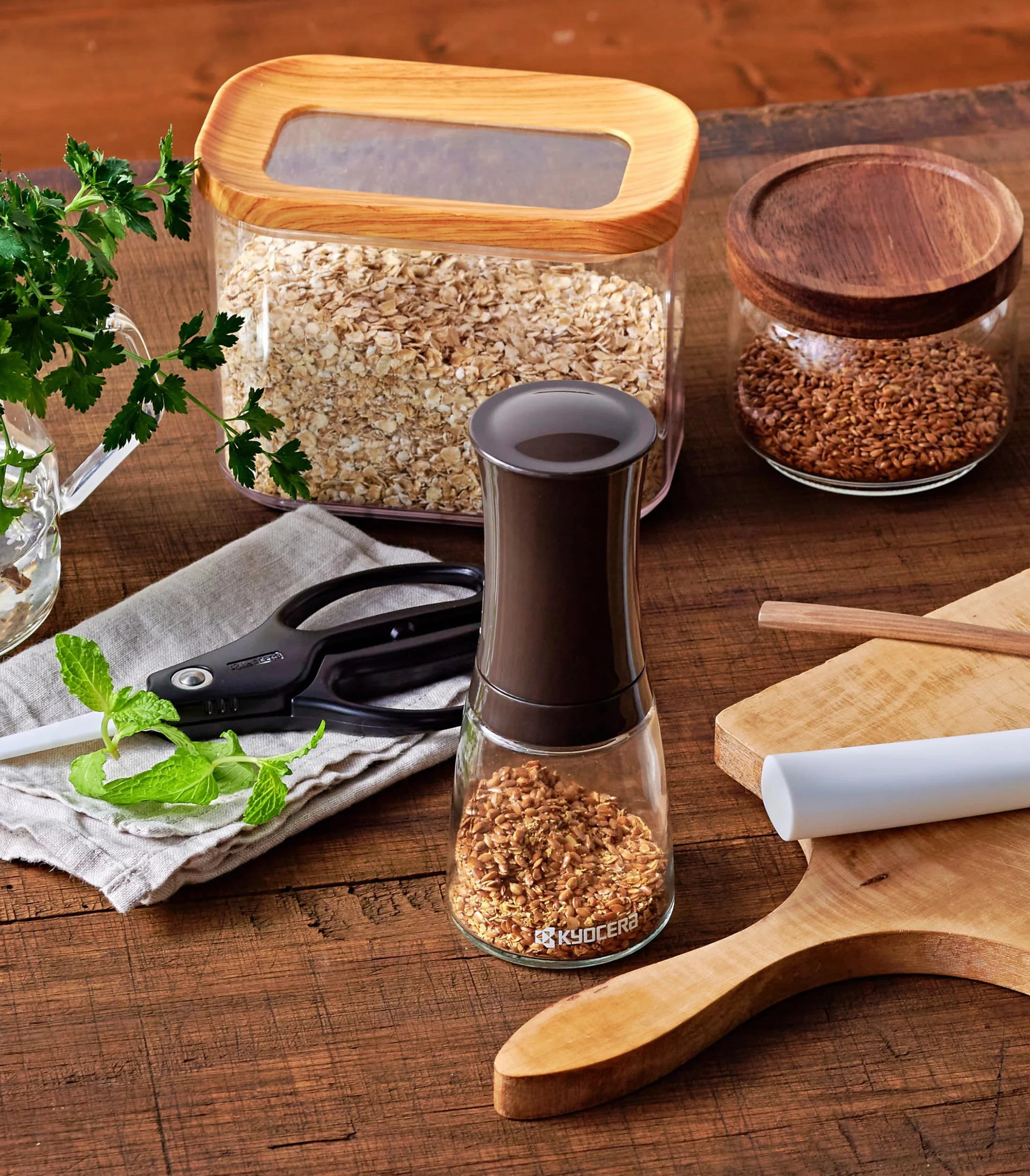 KYOCERA Kitchen Products Młynek do nasion z młynkiem ceramicznym, regulowany od grubego do drobnego, pojemnik szklany, brązowy, CM-20C SF