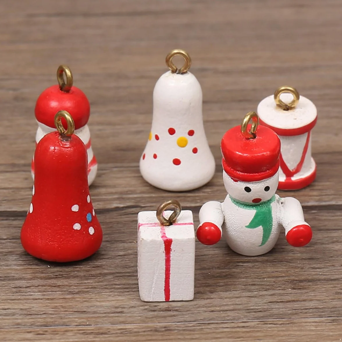 Mała choinka dekoracja stołu, drewniana, zielona, choinka z zawieszką, drewniana mini choinka, ornament, dekoracyjna dekoracja, dekoracja bożonarodzeniowa