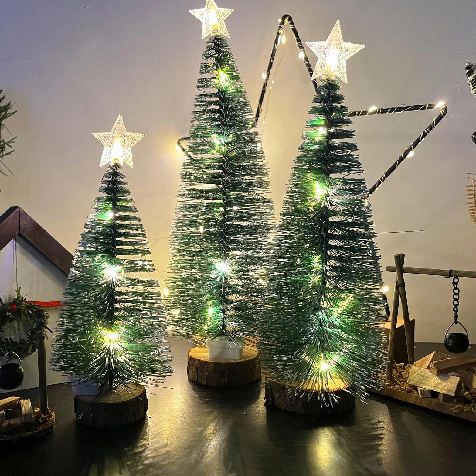 3 szt. małych choinek, mini sztuczne choinki z drewnianymi podstawami (18/22/28 cm), światłami LED i śniegami do dekoracji bożonarodzeniowych, DIY (ciepłe światło)