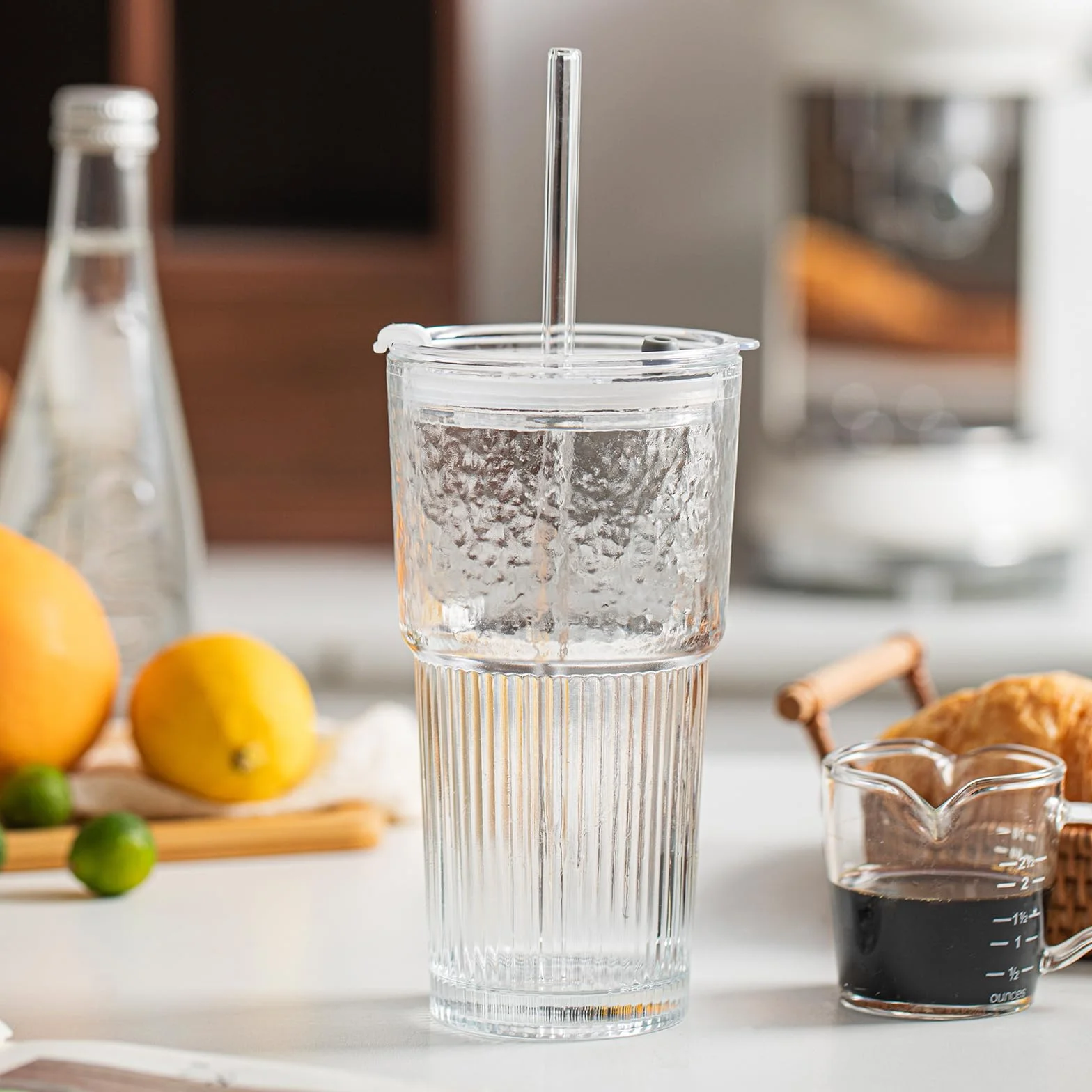INSETLAN Szklany kubek ze słomką i pokrywką, 2 sztuki, stylowe prążkowane szklanki do kawy mrożonej, matcha, smoothie, soku, zimnych napojów, 530 ml