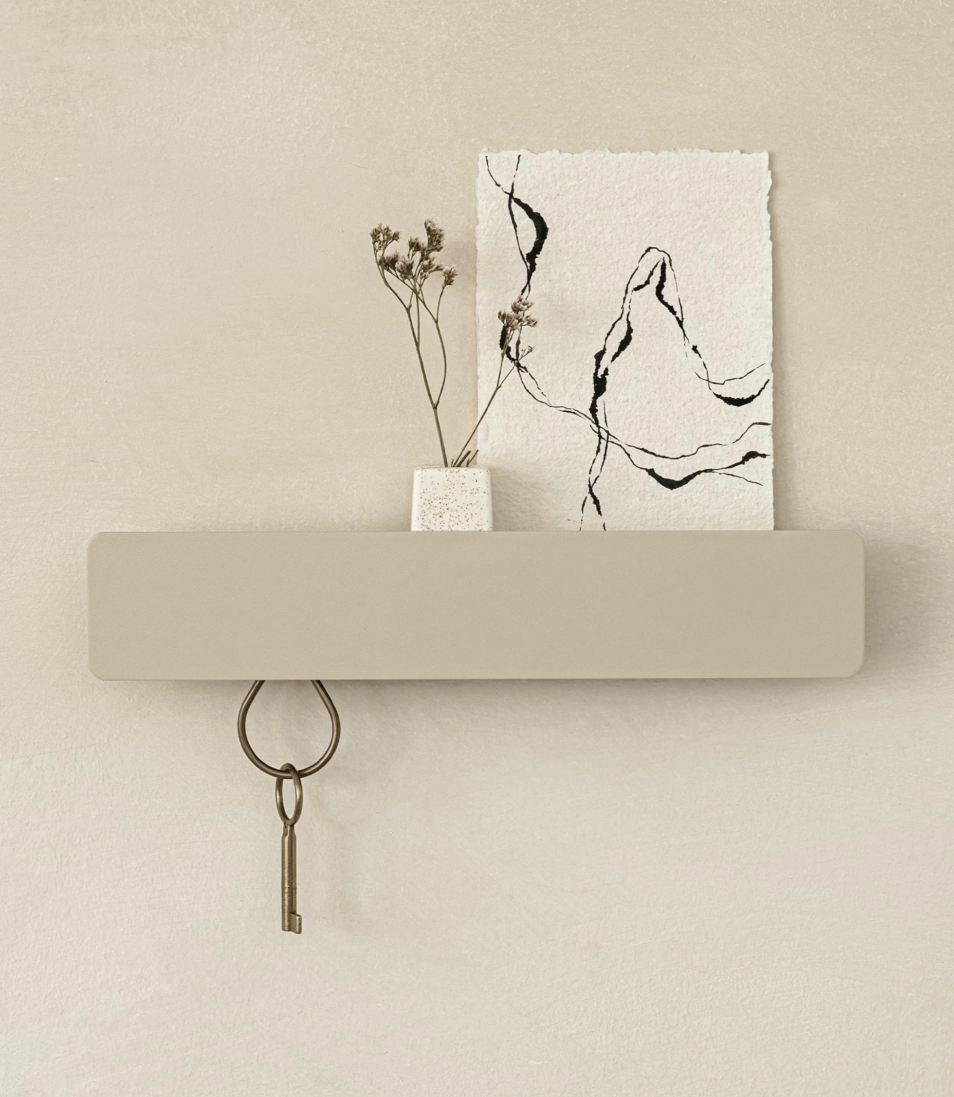 Kazai. Tablica na klucze 'Kian' | Minimalistyczny design haka z Berlina | Nowoczesny metalowy uchwyt z półką | Regał jako mebel do przedpokoju na ścianę | Taupe Piaskowy