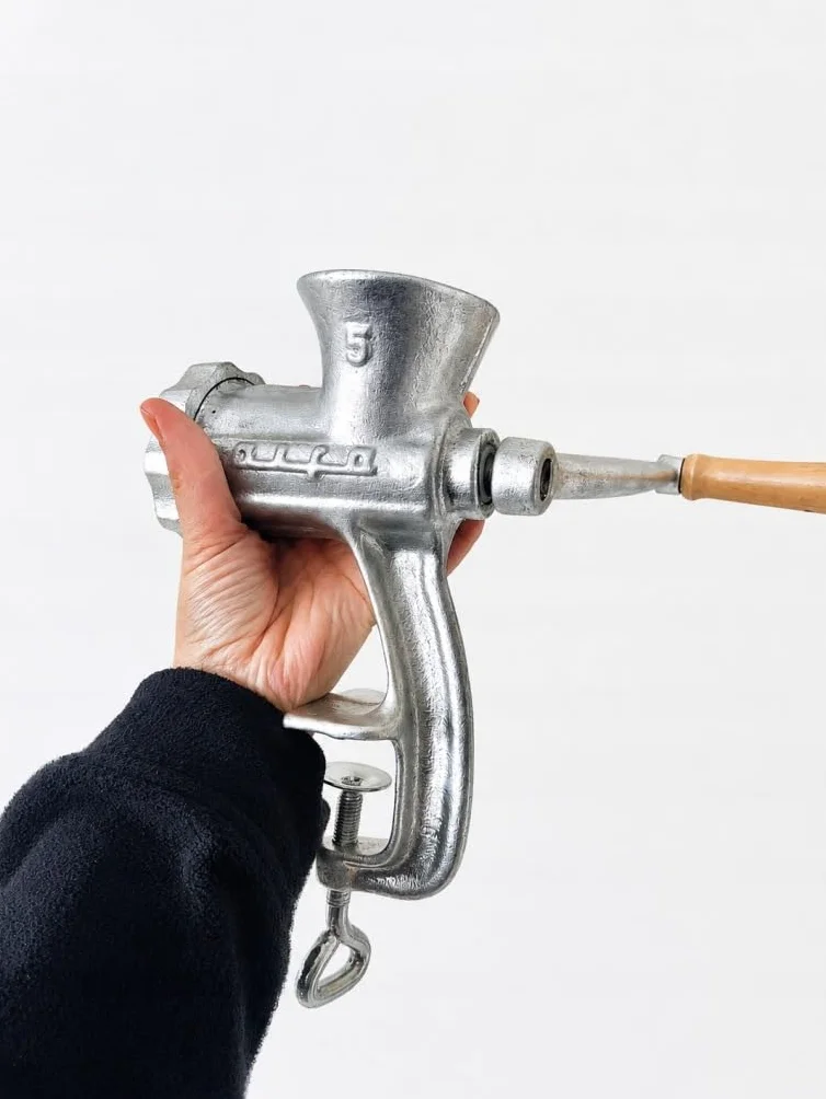 made in home - Maszynka do mięsa rozmiar 5 – ręczna maszynka do mięsa z żeliwa – z tarczą perforowaną 3 mm – wytrzymały ręczny wilk do mięsa, maku, orzechów, nasion i ziół – zacisk stołowy
