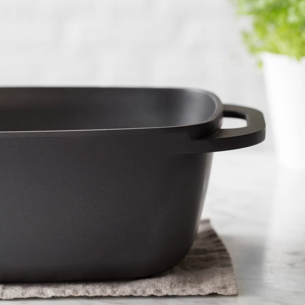 Brytfanna z odlewu aluminiowego, 7 l, w zestawie pokrywka grillowa ze zintegrowanym przyciskiem aromatu, patelnia do duszenia, nieprzywierająca powłoka teflonowa, do 240°C, nadaje się do mycia w zmywarce