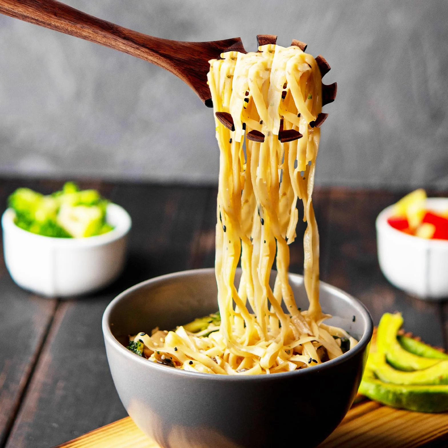 Nogeqi Drewniana łyżka do spaghetti, 30 cm, wysokiej jakości szczypce do spaghetti, szpatułka do makaronu z zębami, drewniany przyrząd do makaronu z otworem do zawieszania, możliwość zawieszenia