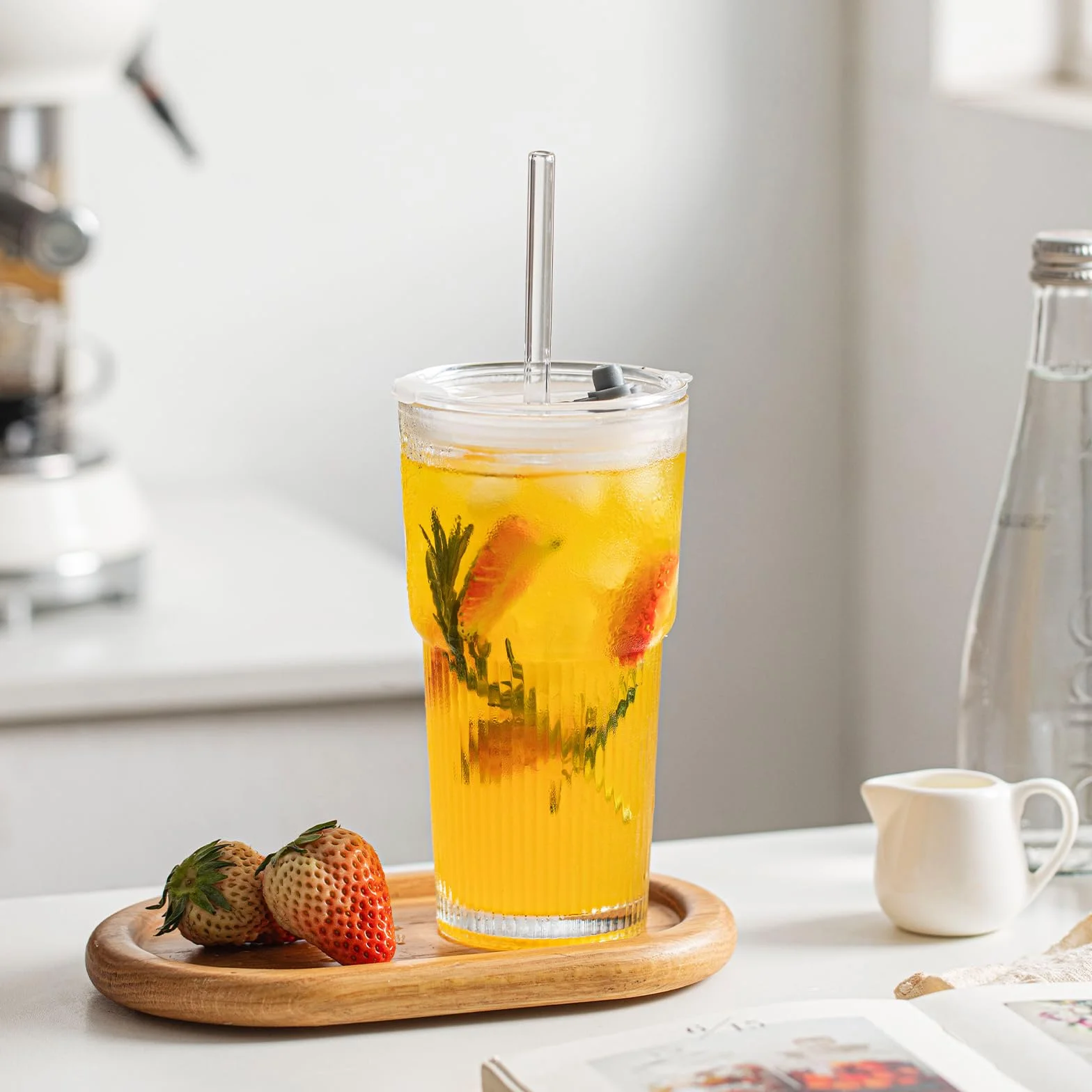 INSETLAN Szklany kubek ze słomką i pokrywką, 2 sztuki, stylowe prążkowane szklanki do kawy mrożonej, matcha, smoothie, soku, zimnych napojów, 530 ml