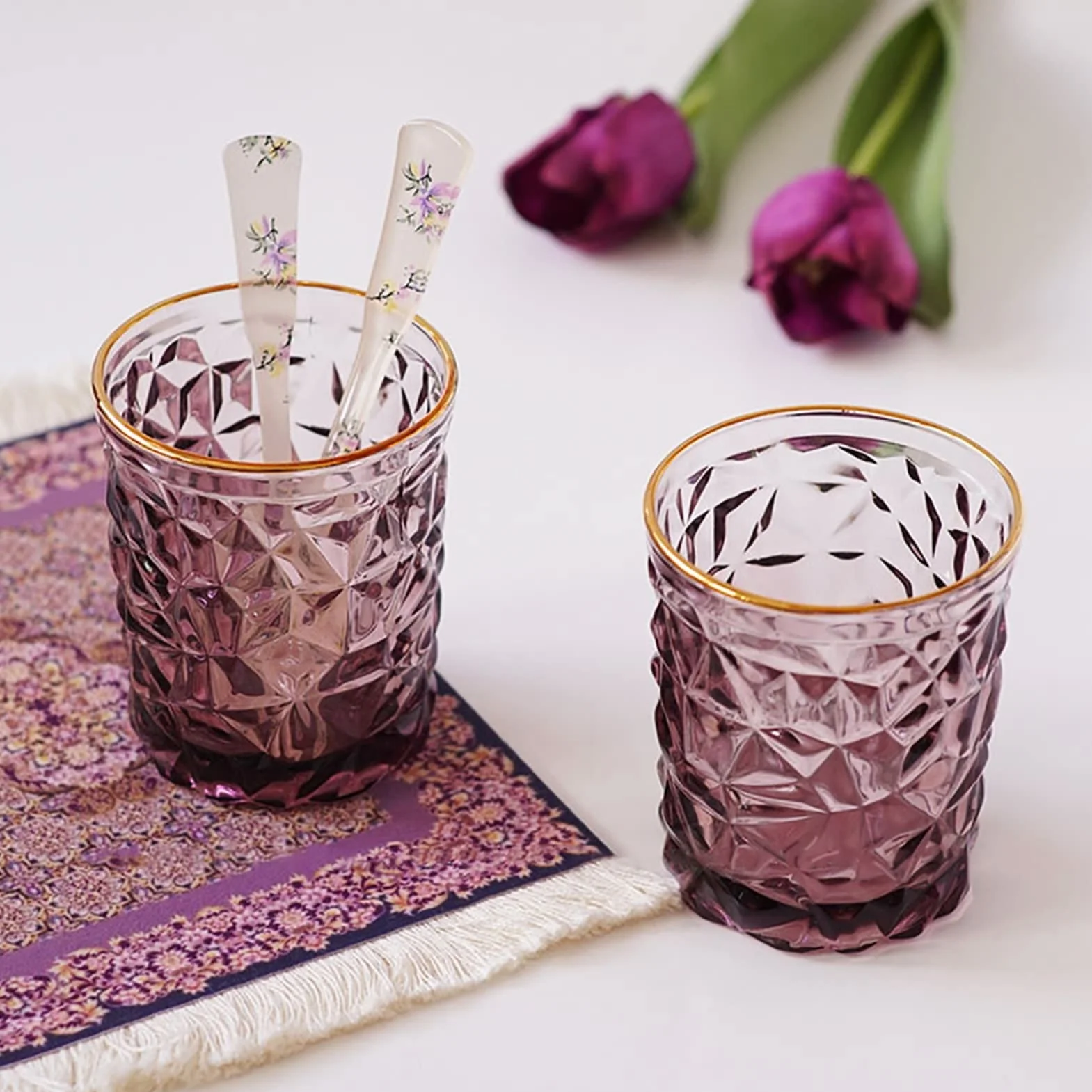 Szklanki Highball, trwały zestaw 2 szklanek do picia w kształcie diamentu, wina, whiskey, koktajli, kieliszek do soku, czerwony szklany kubek ze złotą krawędzią odpowiedni do koktajli, wody, soku, piwa, wina