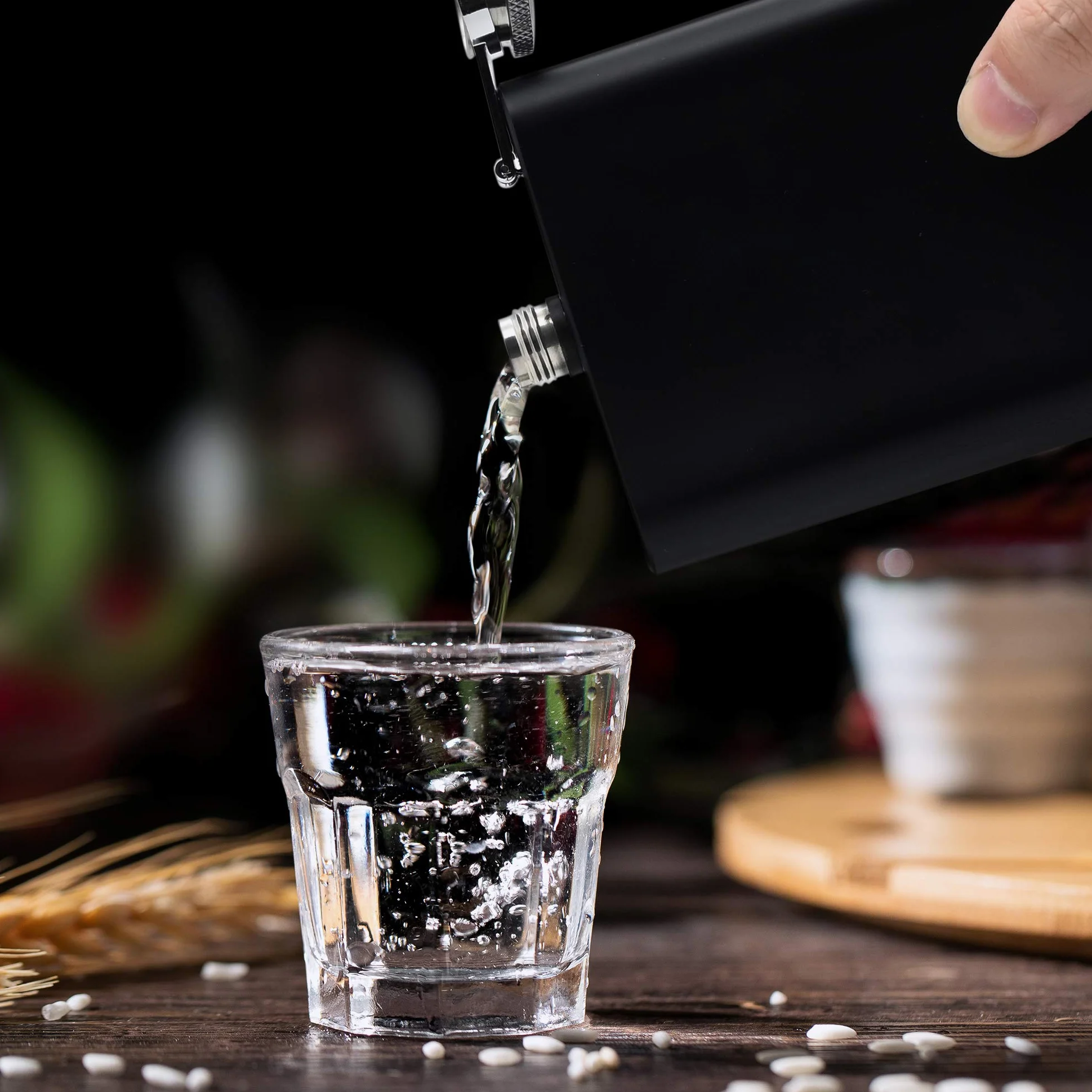 Piersiówka ze stali nierdzewnej dla mężczyzn z lejkiem i 2 szklankami – przenośna matowa czarna butelka na whisky na prezent dla najlepszego mężczyzny, na Dzień Ojca, ślub, bar, imprezę, na zewnątrz