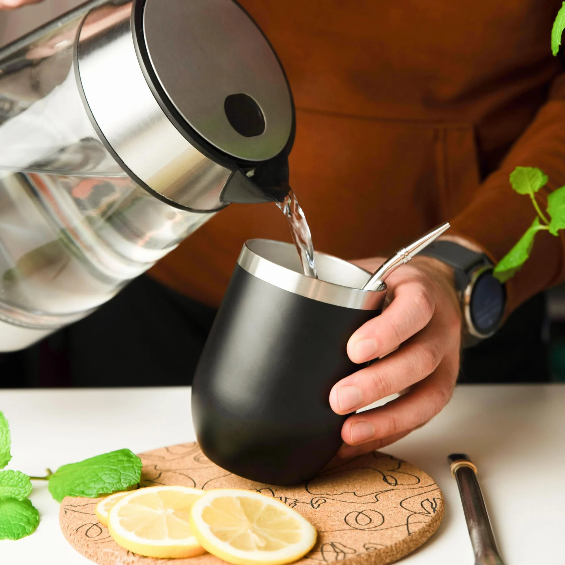Aquafloow Kubek do Yerba Mate 350 ml + 2 Stalowe Słomki, Kubek z Podwójnymi Ściankami do Yerba Mate | Pokrywka Wolna od BPA, Zestaw do Herbaty ze Stali Nierdzewnej do Mate, Yerba – Czarny