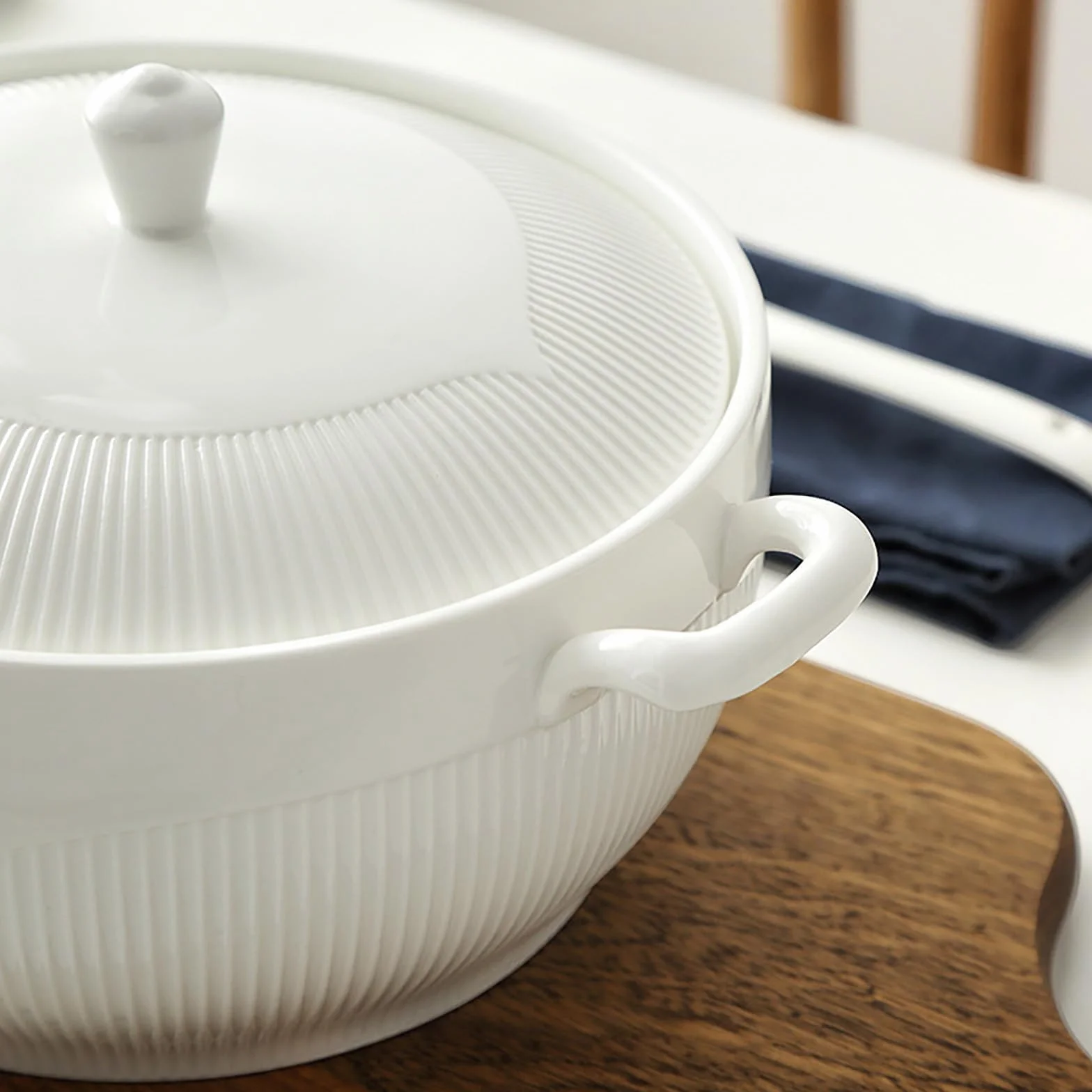 Ceramiczne naczynia do zapiekanek, Garnek gliniany/garnek gliniany/naczynia ceramiczne z białą pokrywką, podgrzewany w kuchence mikrofalowej i można myć zmywarce, porcelana(7inch)
