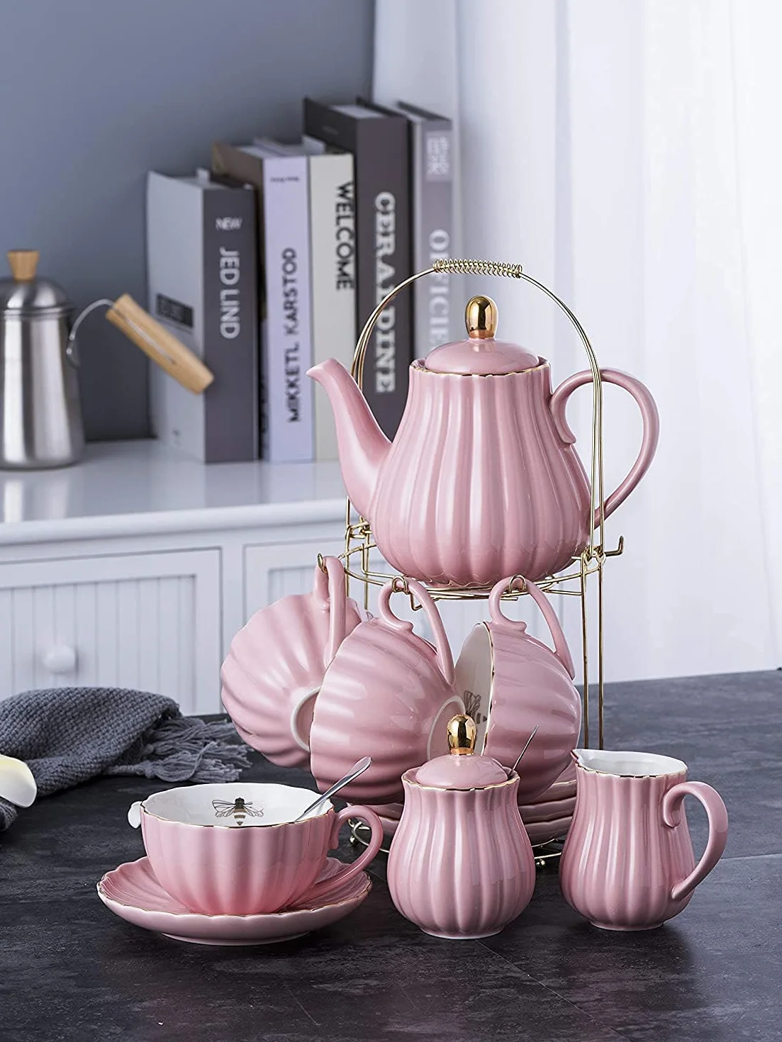 YBK Tech porcelanowy zestaw do herbaty w stylu euro ze stojakiem, czajniczek z 4 filiżankami i spodkami, złota pszczoła wewnątrz kubka (różowy)
