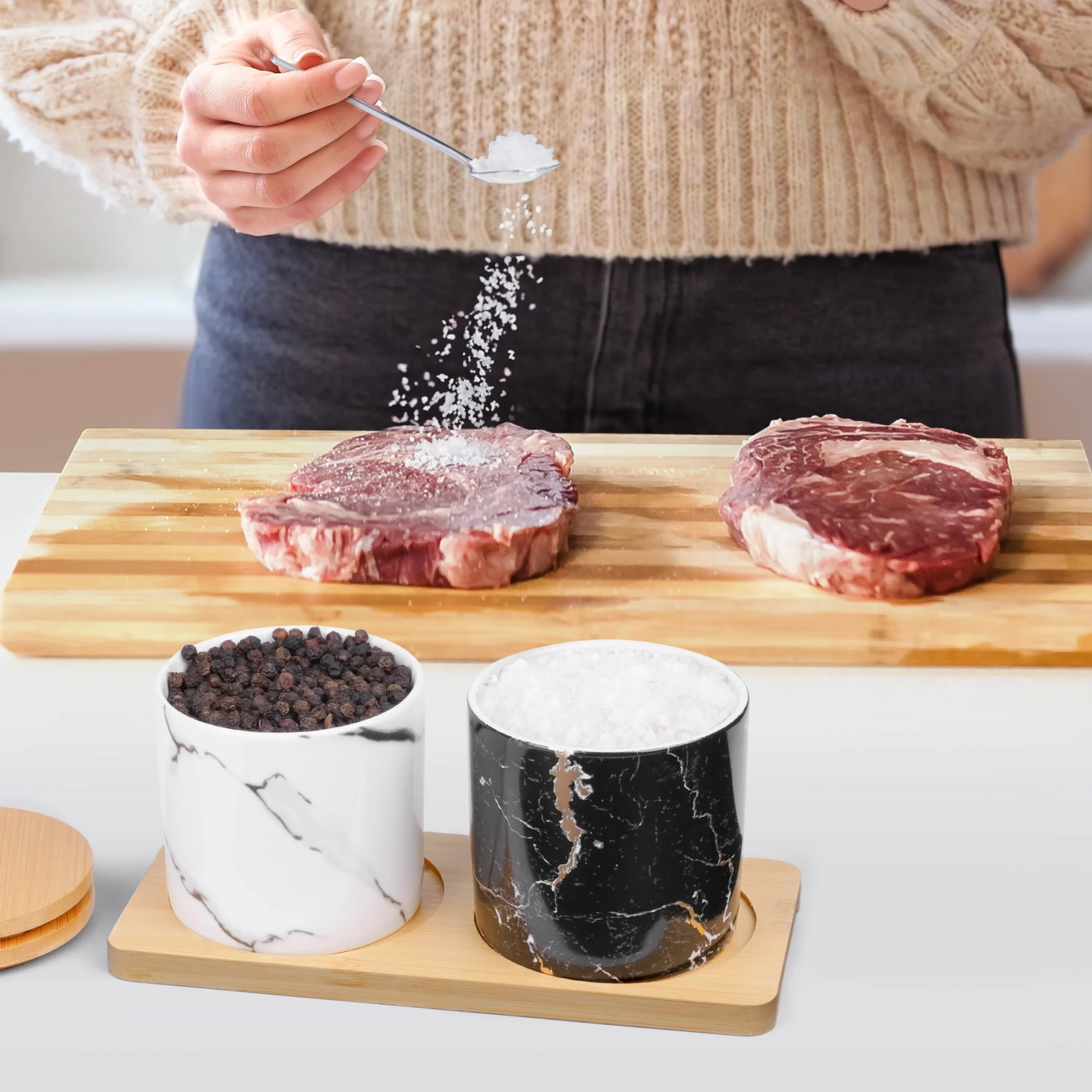 Winter Shore Ceramiczne Pojemniki na Sól i Pieprz z Łyżeczkami [2 szt.] - Czarno-Białe Miseczki - Nowoczesne z Bambusowymi Pokrywkami i Deseczką, Stalowe Łyżeczki - 250ml