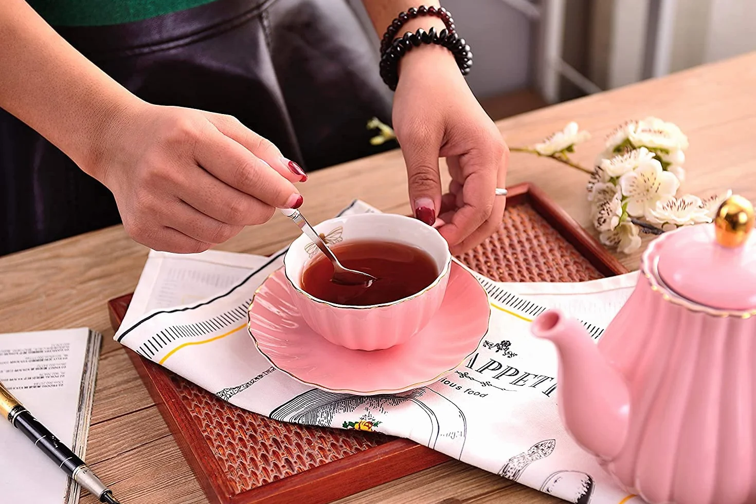 YBK Tech porcelanowy zestaw do herbaty w stylu euro ze stojakiem, czajniczek z 4 filiżankami i spodkami, złota pszczoła wewnątrz kubka (różowy)