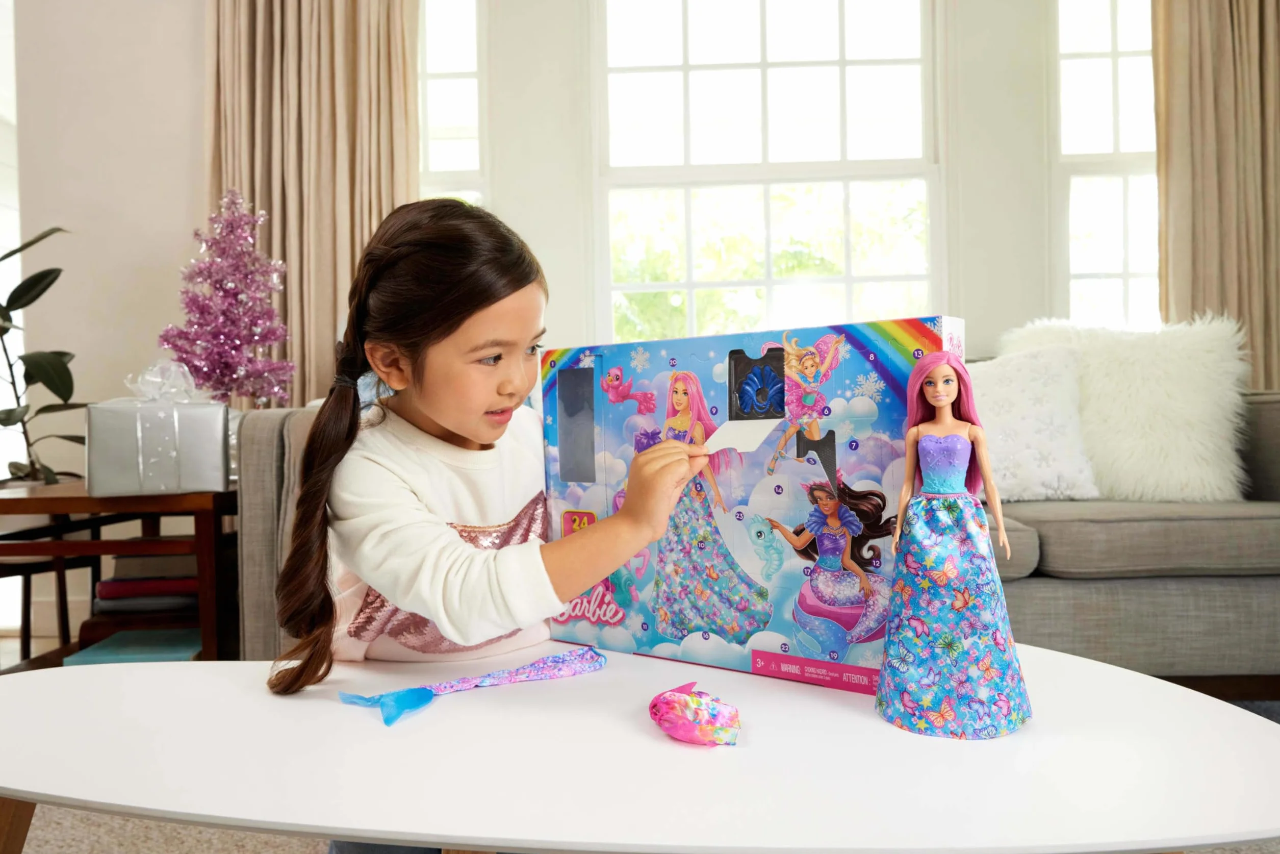 Barbie Dreamtopia Kalendarz adwentowy Kraina Fantazji z lalką o różowych włosach i 24 niespodziankami, takimi jak jednorożec i 3 małe zwierzątka, transformacja w syrenkę, wróżkę i nie tylko, HRG90