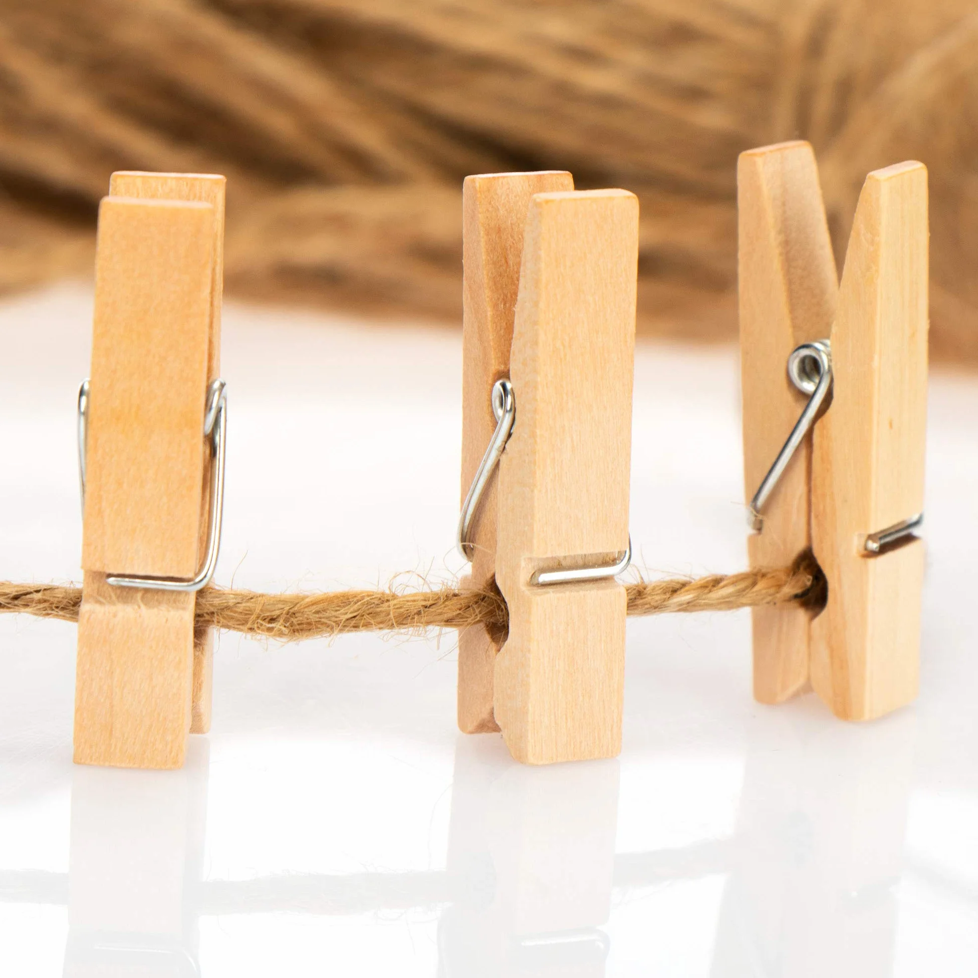COM-FOUR® 120x mini klamerki do bielizny i 50 m lina jutowa, male drewniane klamerki jako dekoracja do zdjec, kolazy, pocztówek, zdjec (120 sztuk - z tasiemka jutowa - naturalny)