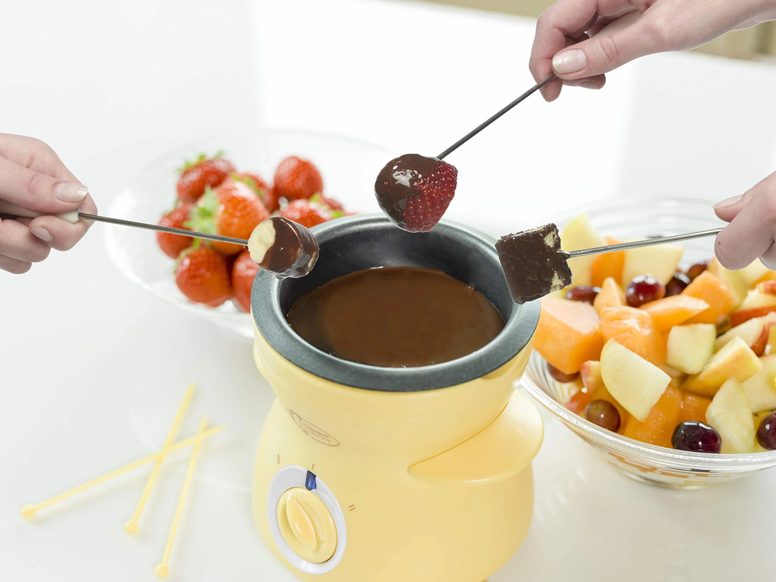 Bestron Czekoladowe fondue dla 2 osób, mini zestaw do fondue czekoladowego, w zestawie 10 szpikulców, 10 widelców i 1 szpatułka, 25 W, żółty