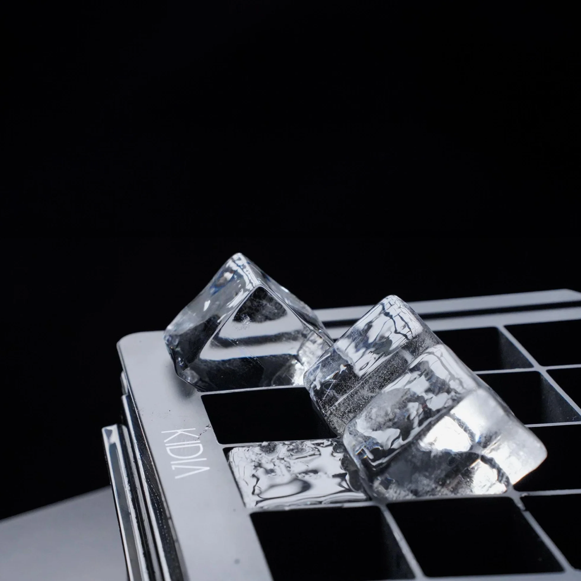 Kidia Mini Clear Ice Cube Maker – Forma na 16 Krystalicznych Kostek 3×3 cm – Technologia Kierunkowego Mrożenia – Silikon Spożywczy & Izolowana Skrzynka – Przezroczysty Lód do Koktajli