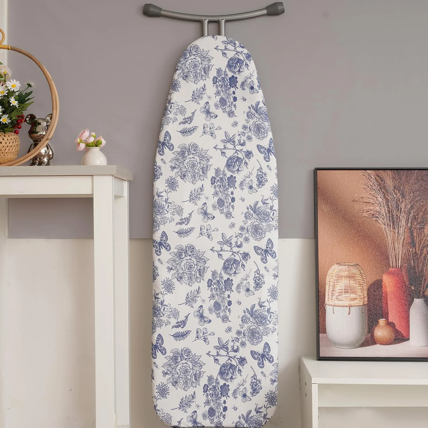 Duży pokrowiec na deskę do prasowania 150 x 55 cm, szeroki pokrowiec na deskę do prasowania z wyściółką filcową o grubości 6 mm, sznurek ściągający, zapięcia na rzepy, nadruk kwiatowy i