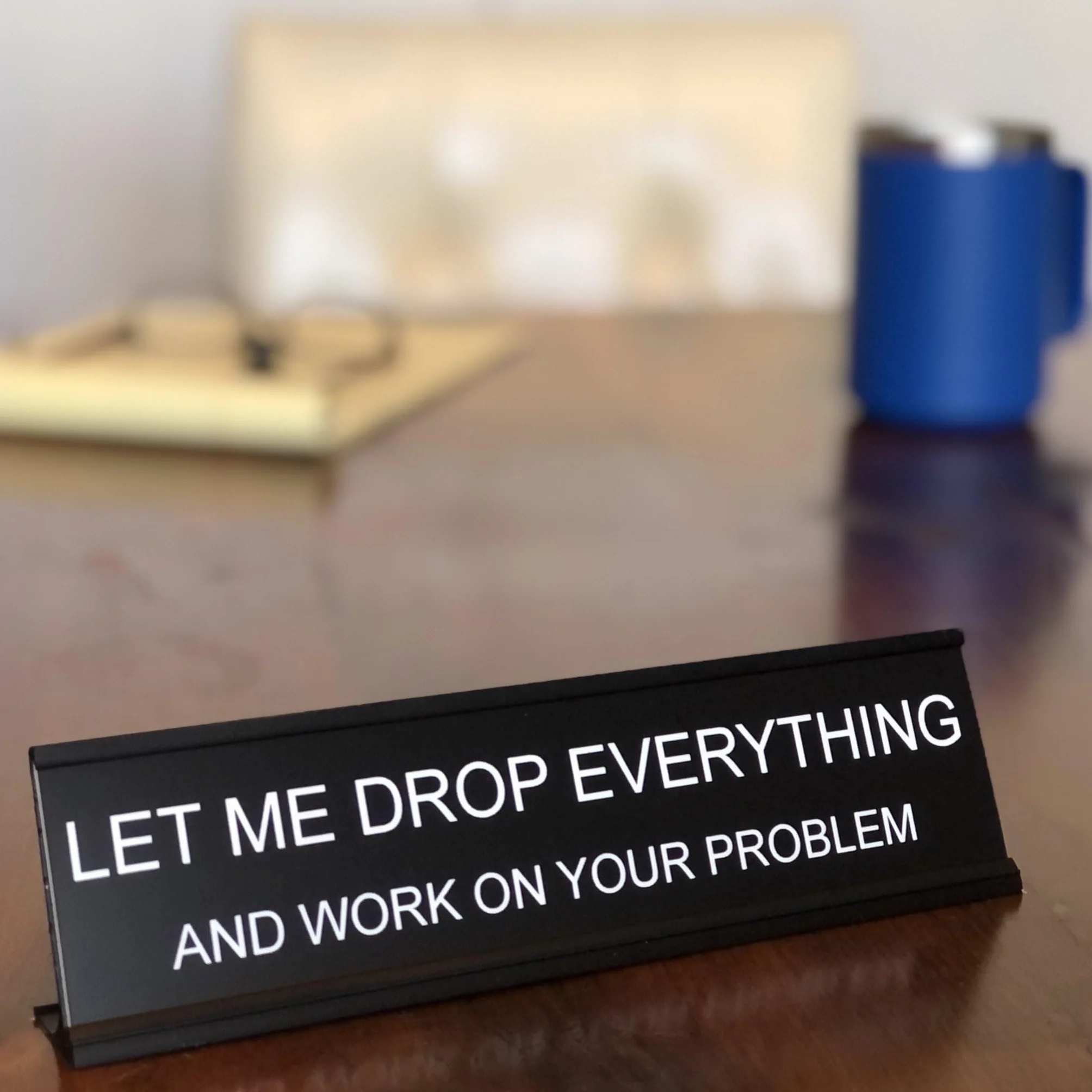 Let Me Drop Everything and Work On Your Problem - Lotsa Laughs zabawna dekoracja biurka, zabawne dekoracje biurowe firmy Griffco Supply (czarny z białym tekstem)