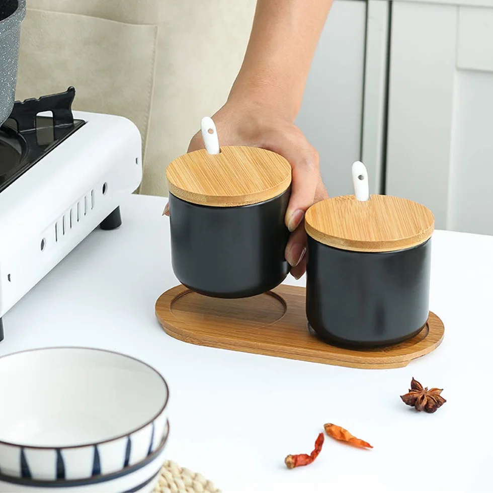 Zestaw 2 ceramicznych pojemników na przyprawy, garnek na sól, cukiernica, słoiki na przyprawy z łyżeczką i bambusową pokrywką, na herbatę, cukier, sól, przyprawy