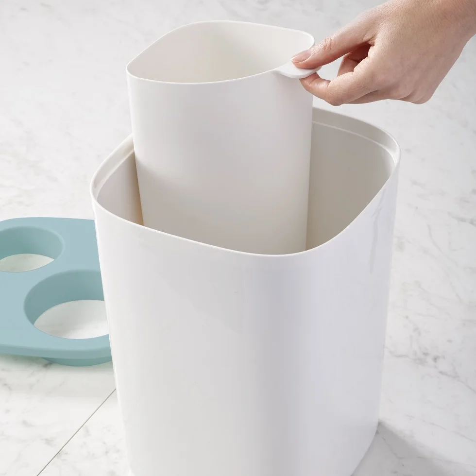 Joseph Joseph 70505 Slim – kosz na śmieci do łazienki – biały/niebieski