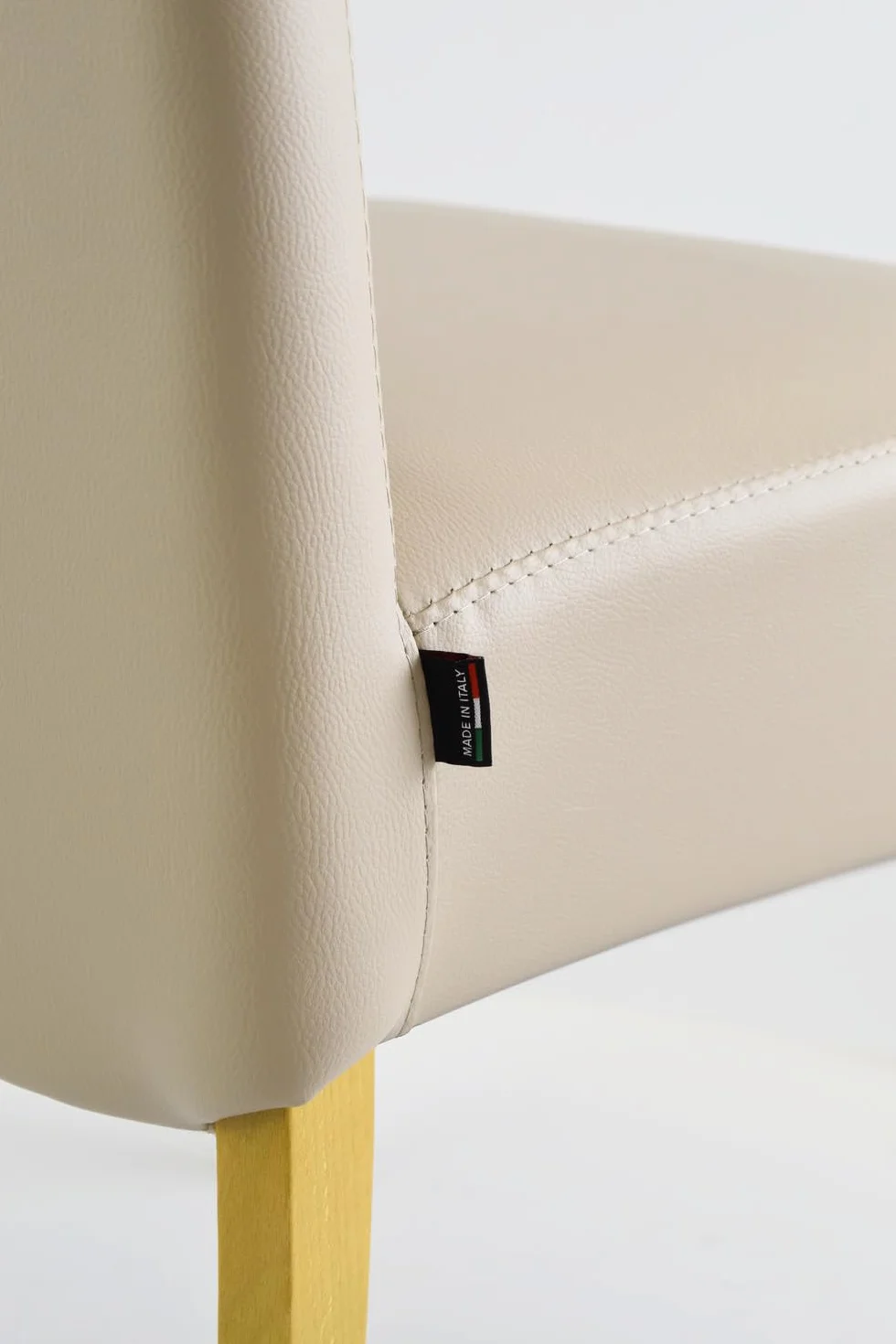 t m c s Tommychairs - Zestaw 4 krzeseł LUISA, struktura z drewna bukowego, w kolorze dębu, siedzisko tapicerowane i pokryte sztuczną skórą w kolorze lnu