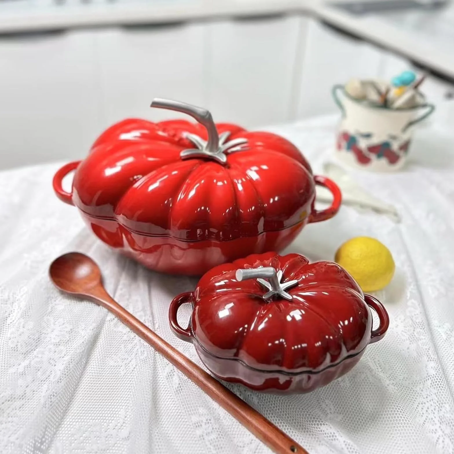 Ceramiczna zapiekanka z dyni z pokrywką i uchwytami, emaliowany garnek do gotowania, konstrukcja zapobiegająca przywieraniu, kształt dyni, odpowiednia do wszystkich płyt