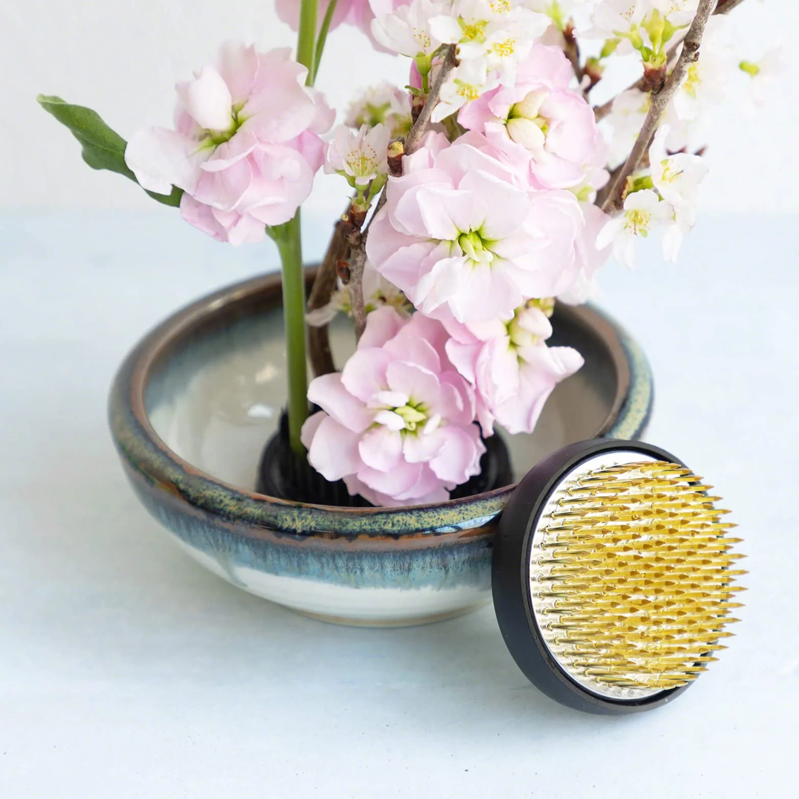 Wazakura Minoyaki Japoński zestaw narzędzi Ikebana – mały okrągły ceramiczny wazon na kwiaty i żaba Kenzan do układania kwiatów (biały i niebieski wazon + 61 mm mosiądz Kenzan)