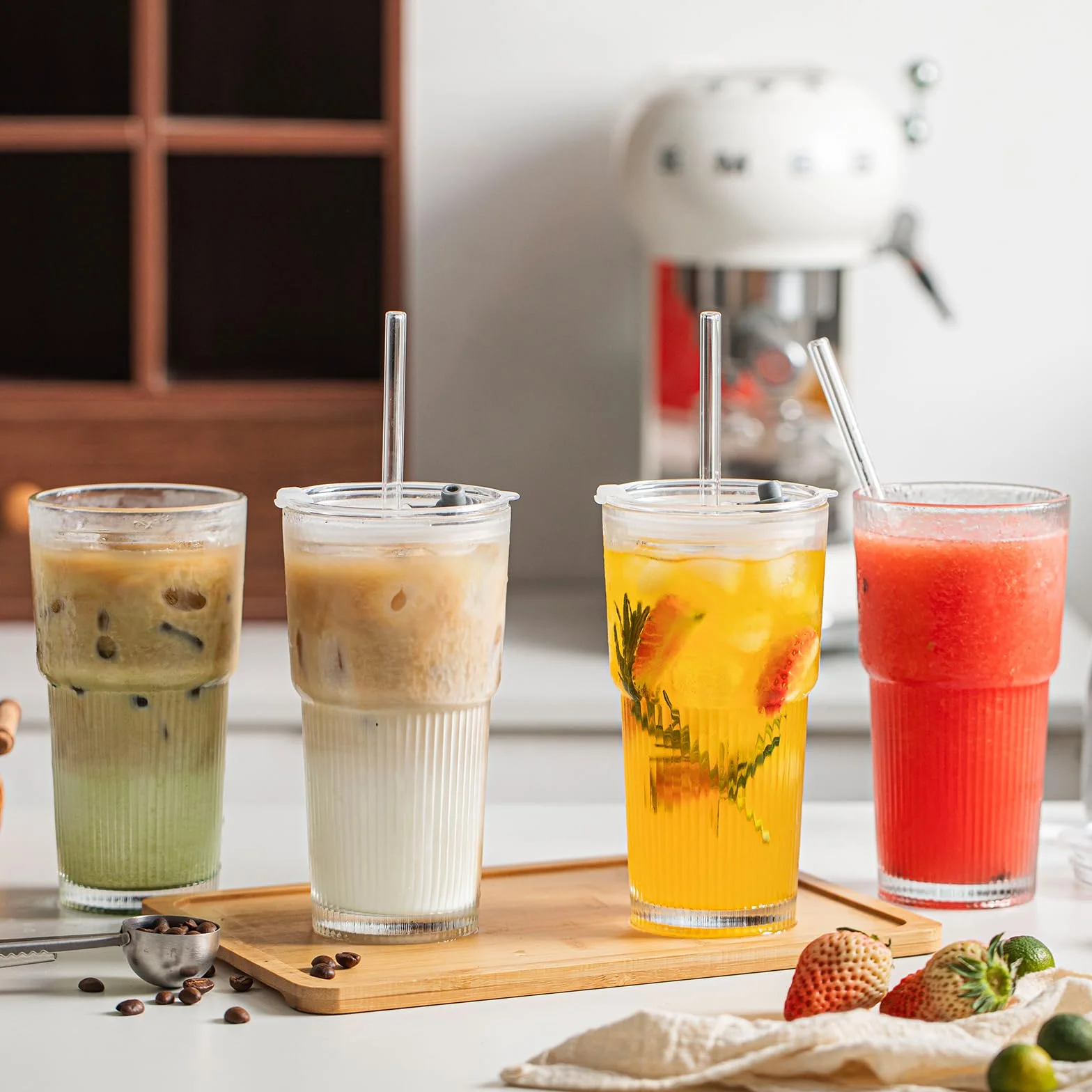INSETLAN Szklany kubek ze słomką i pokrywką, 2 sztuki, stylowe prążkowane szklanki do kawy mrożonej, matcha, smoothie, soku, zimnych napojów, 530 ml