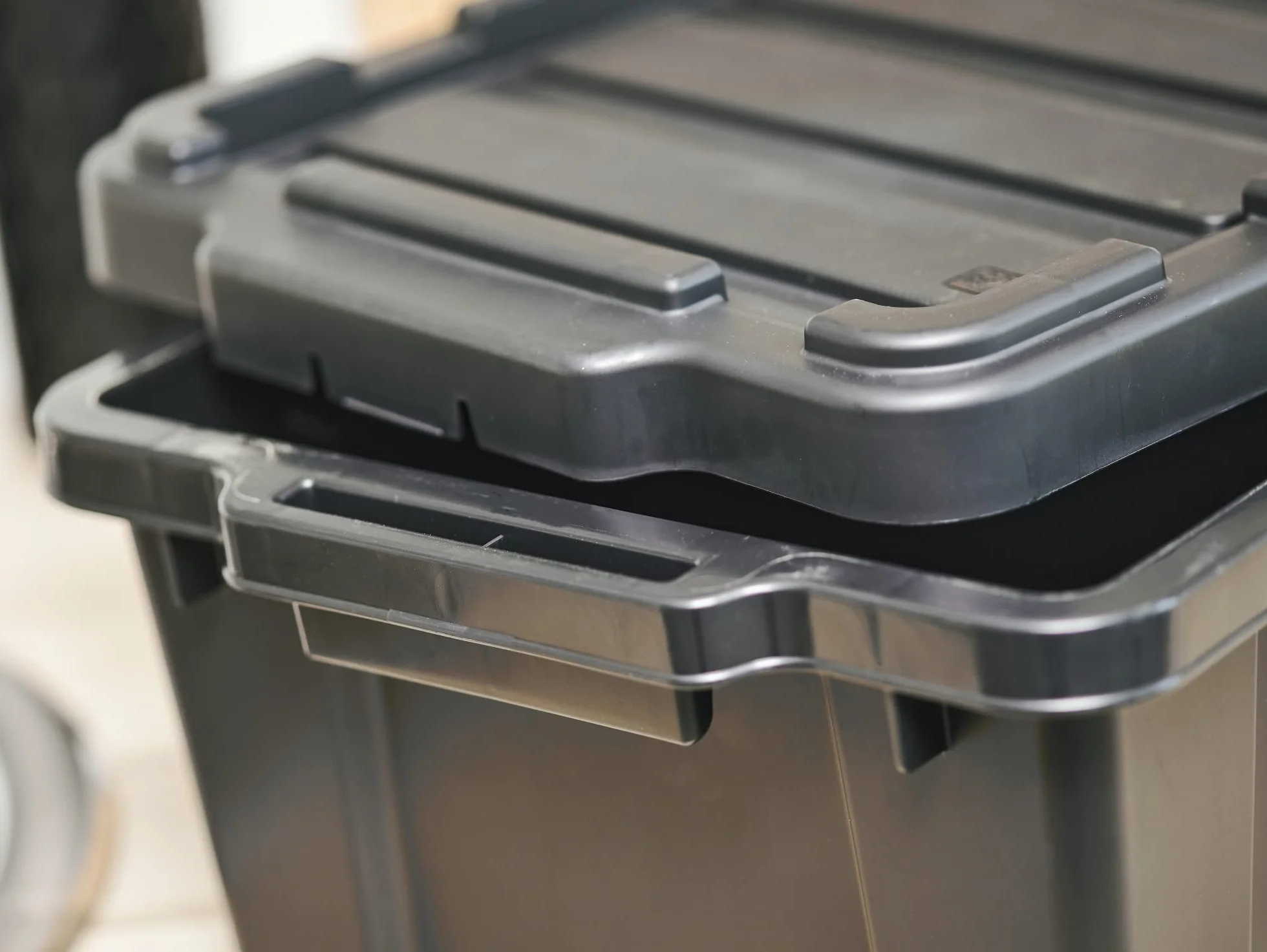 Iris Ohyama, Plastikowe pudełko do przechowywania z pokrywą i zatrzaskiem, 50 L, Zestaw 4, Bez BPA, Szopa, Garaż, DDSKT 450, Czarny