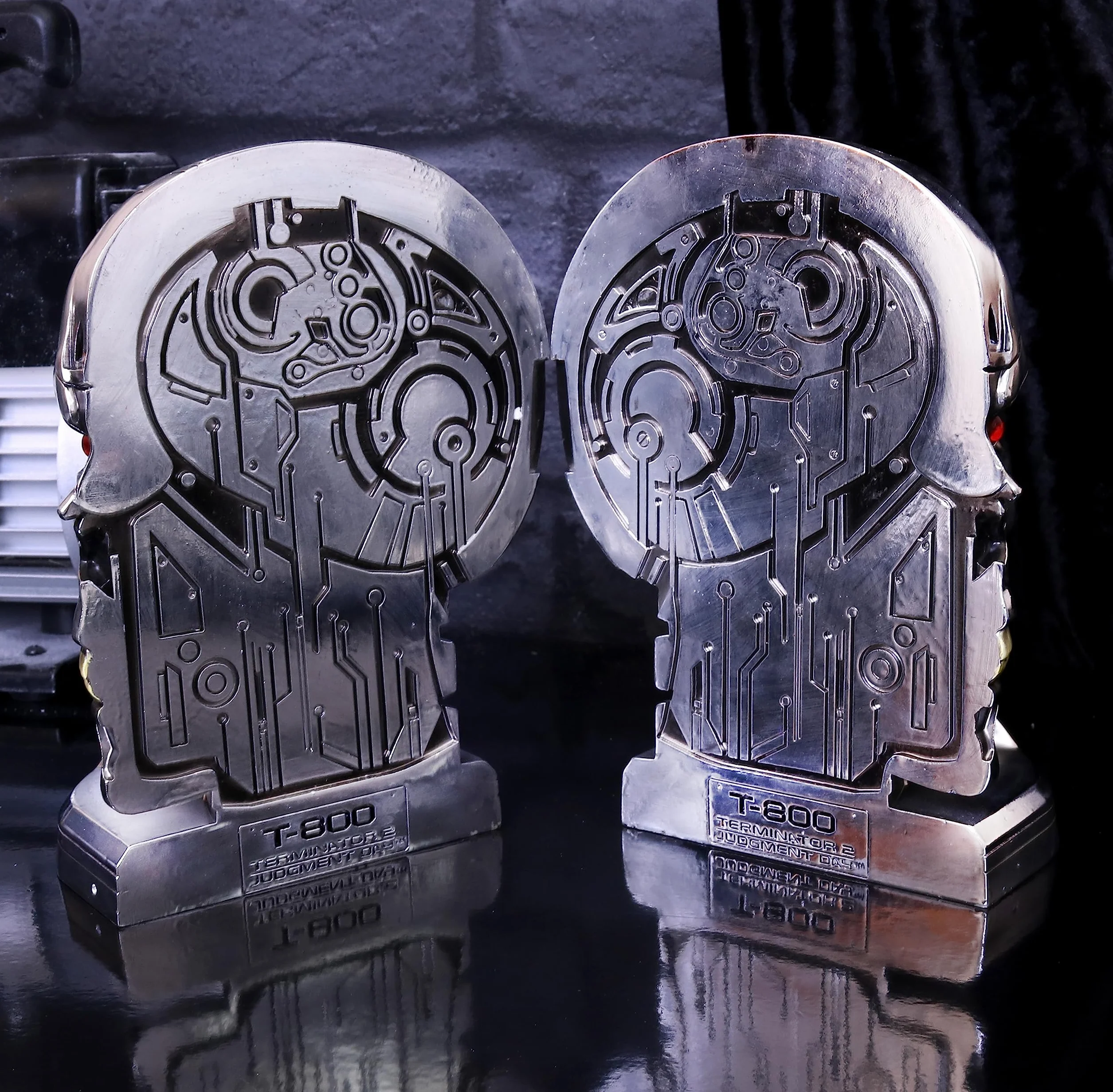 Nemesis Now Terminator 2 podpórki na książki 18,5 cm żywica syntetyczna srebrny