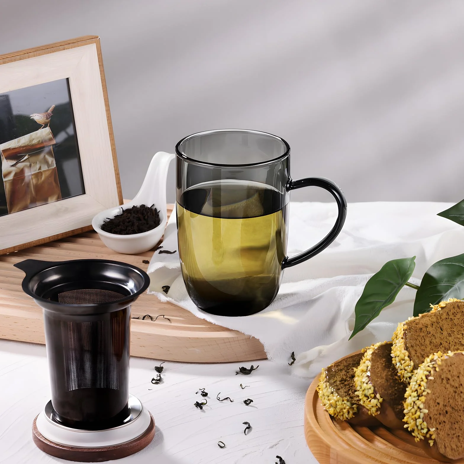 ecooe Czarne szkło 440 ml, kubek do herbaty, borokrzemowy, szklanka do herbaty z bardzo drobnym sitkiem ze stali nierdzewnej 18/8, naturalny bambusowy pokrywka, zagęszczony do kawy, soku, napojów