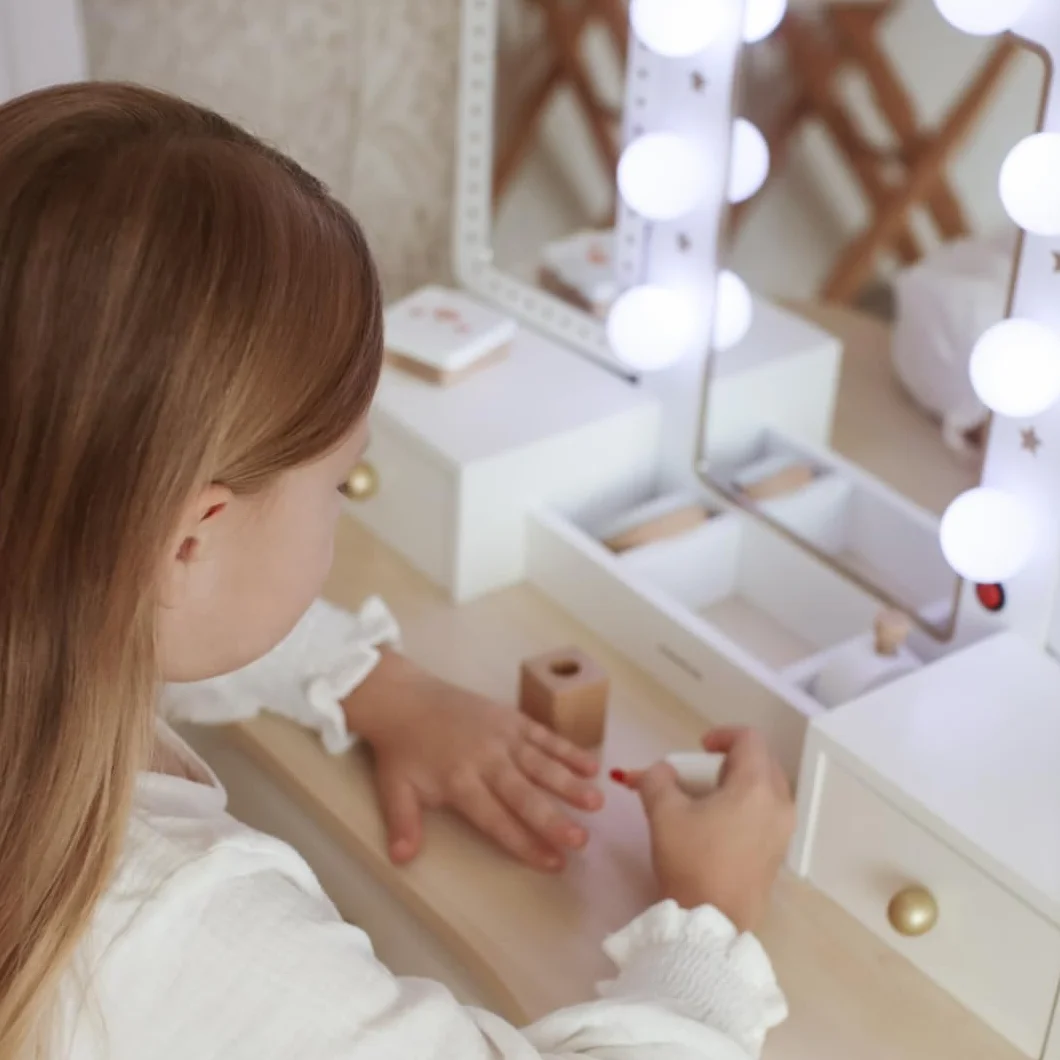 Mamabrum Drewniana Toaletka dla Dzieci 3+, XXL z Taboretem i Oświetleniem LED, 3-Skrzydłowe Lustro, Duża Szuflada, Akcesoria, Odgrywanie Ról Make-up, Solidna Konstrukcja, Zamieniana w Biurko